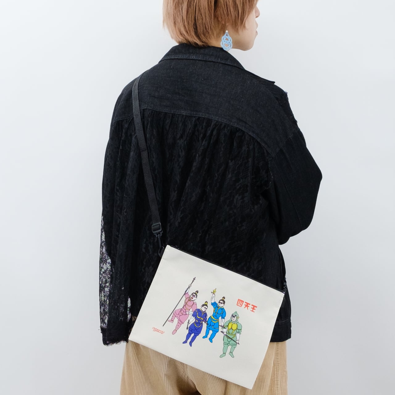 四天王 仏像 2WAYサコッシュ (プリント) ホワイト | BOSATSU BRAND