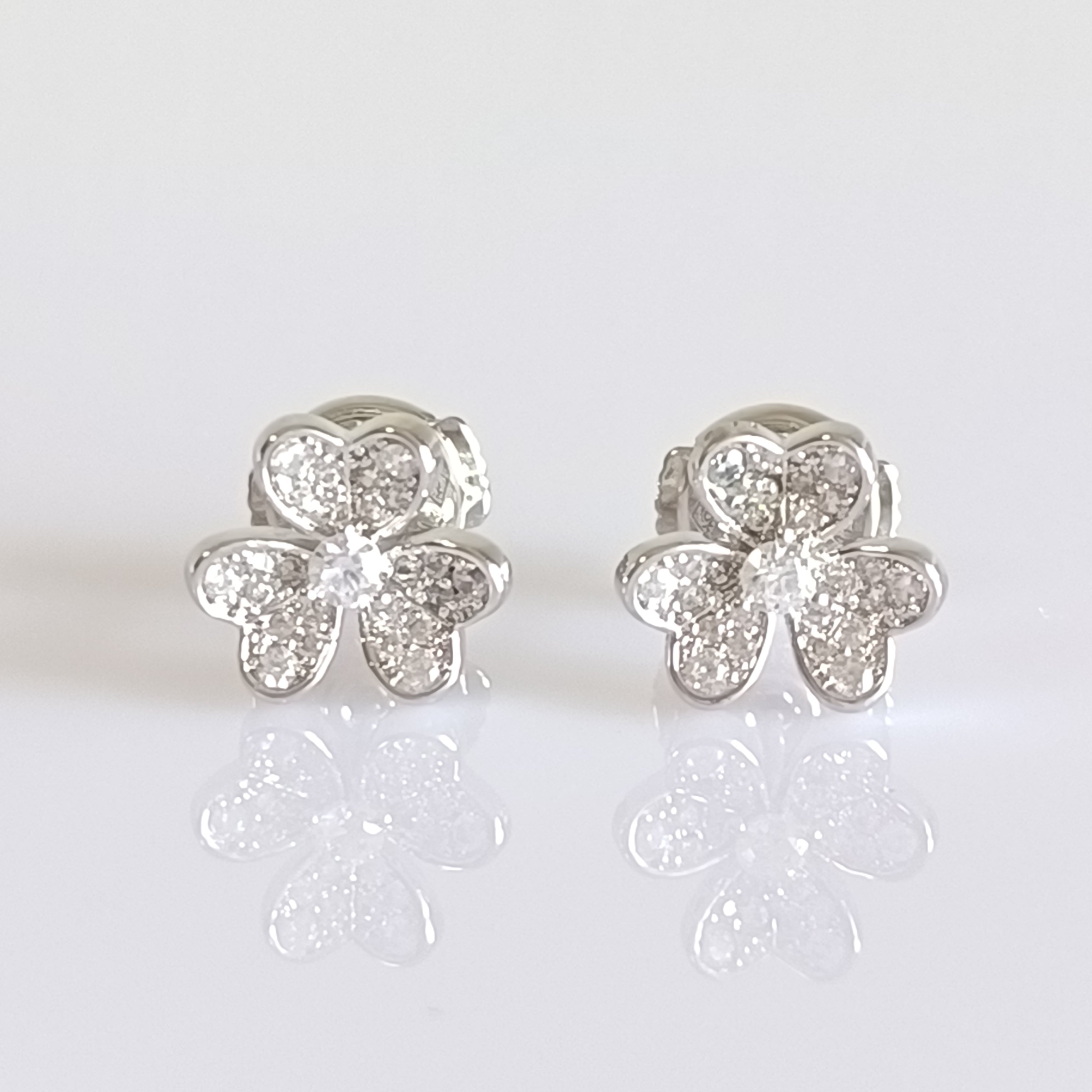 ミニお花モチーフピアス 三つ葉ピアス フリヴォル ホワイトゴールド