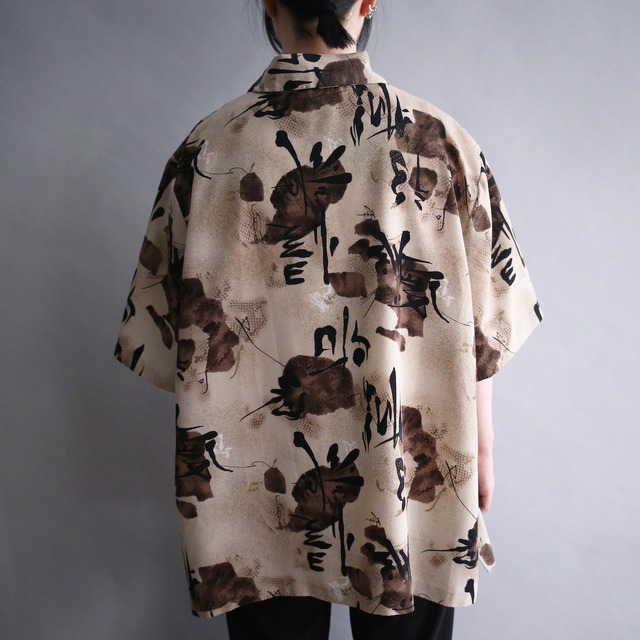 ”和" motif art graphic pattern loose h/s box silhouette shirt