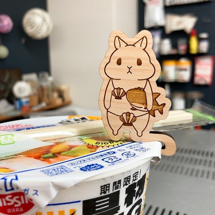 ラーメンの蓋を閉じるウッサ氏_コラボ