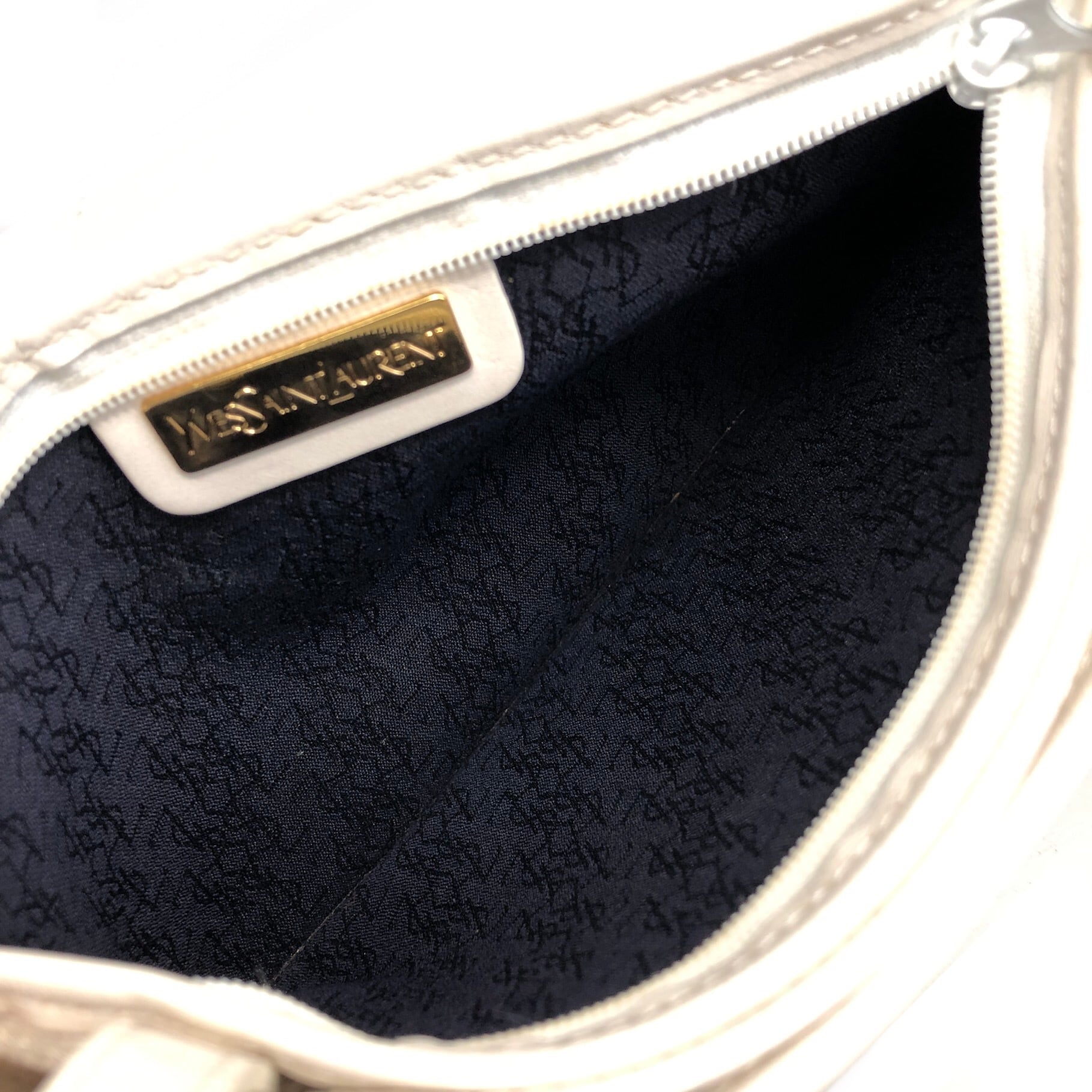 ★Yves Saint Laurent イヴ・サンローラン   ショルダーバッグ ホワイト YSLロゴ レザー  k55nev Yves Saint Laurent イヴ・サンローラン ショルダーバッグ ホワイト