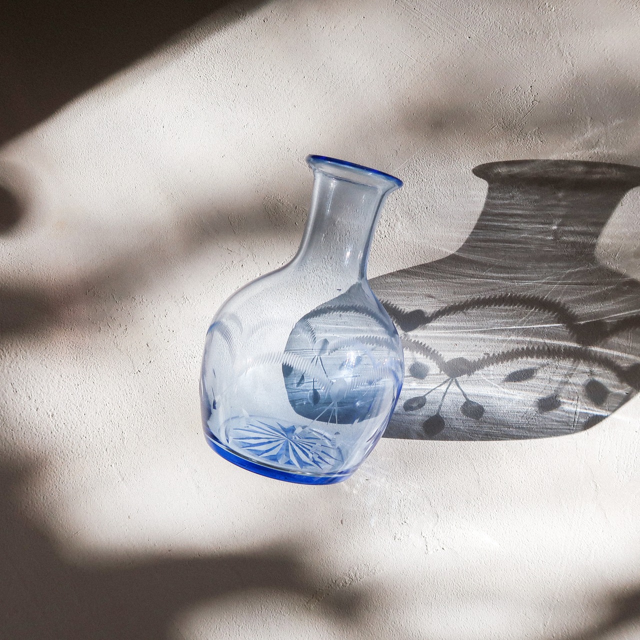 切子の水色花瓶