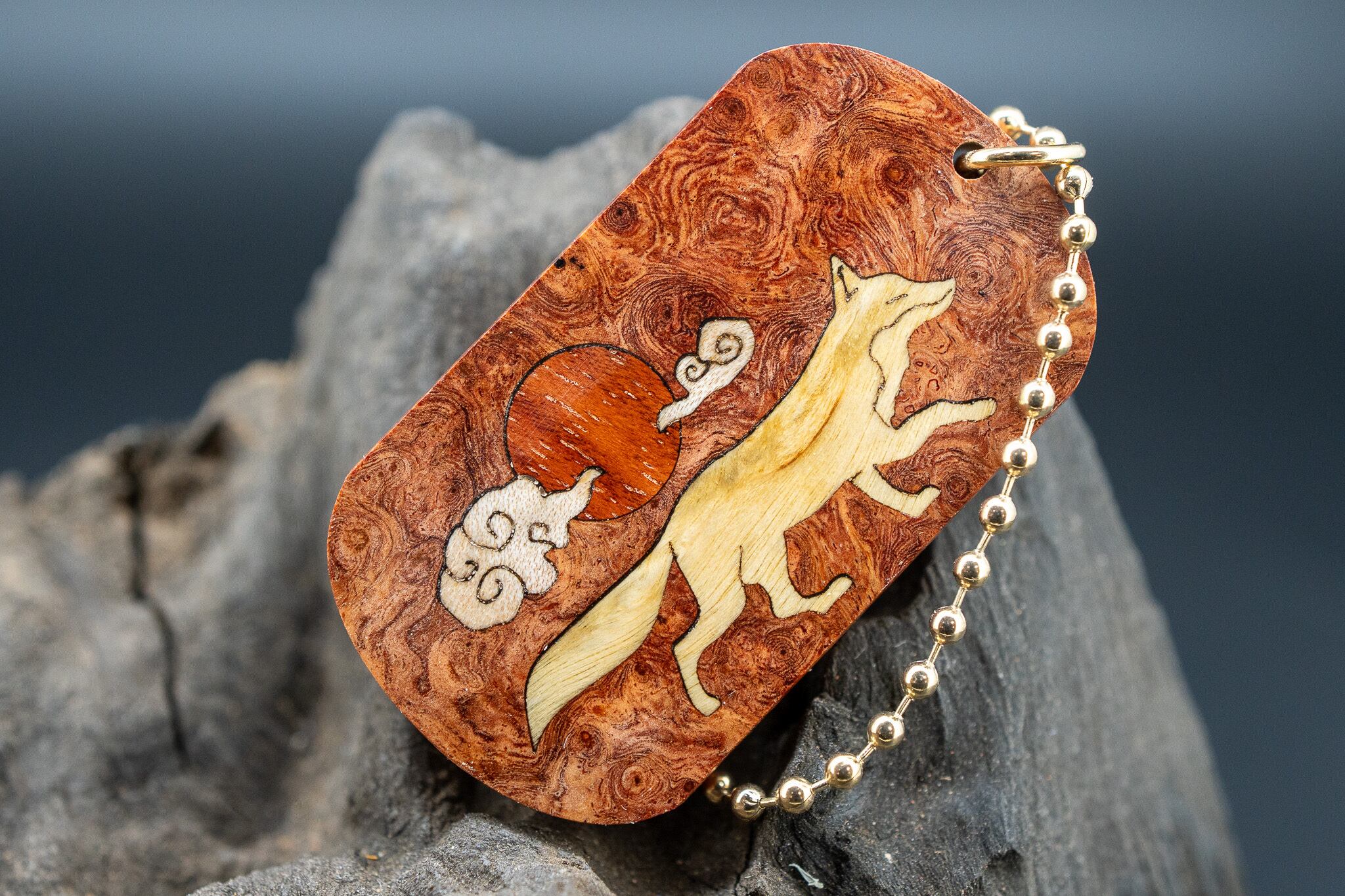 【朱色の銘木】 本花梨瘤 ドッグタグ 象嵌 十五夜きつね