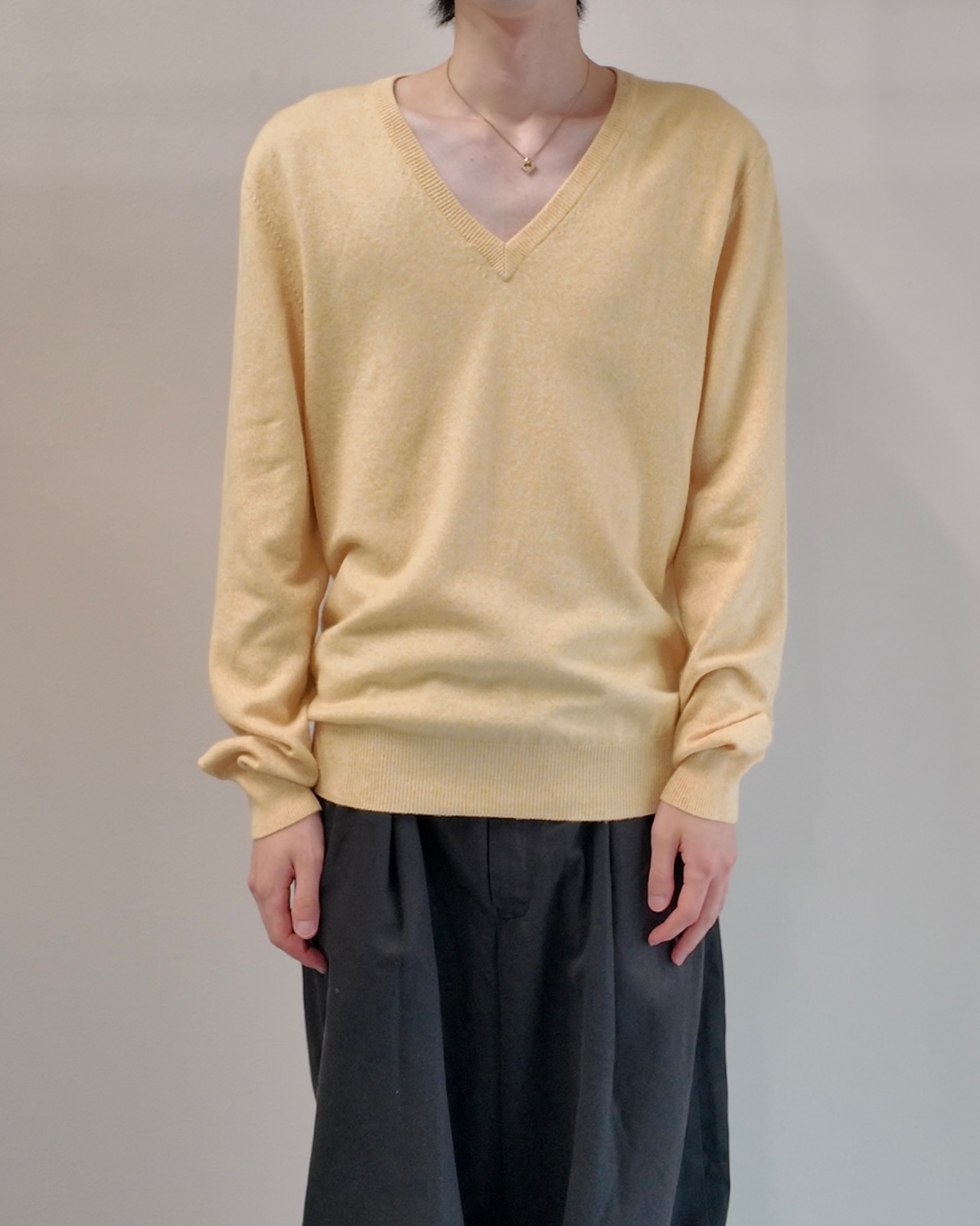 【Salvatore Ferragamo】yellow v-neck knit