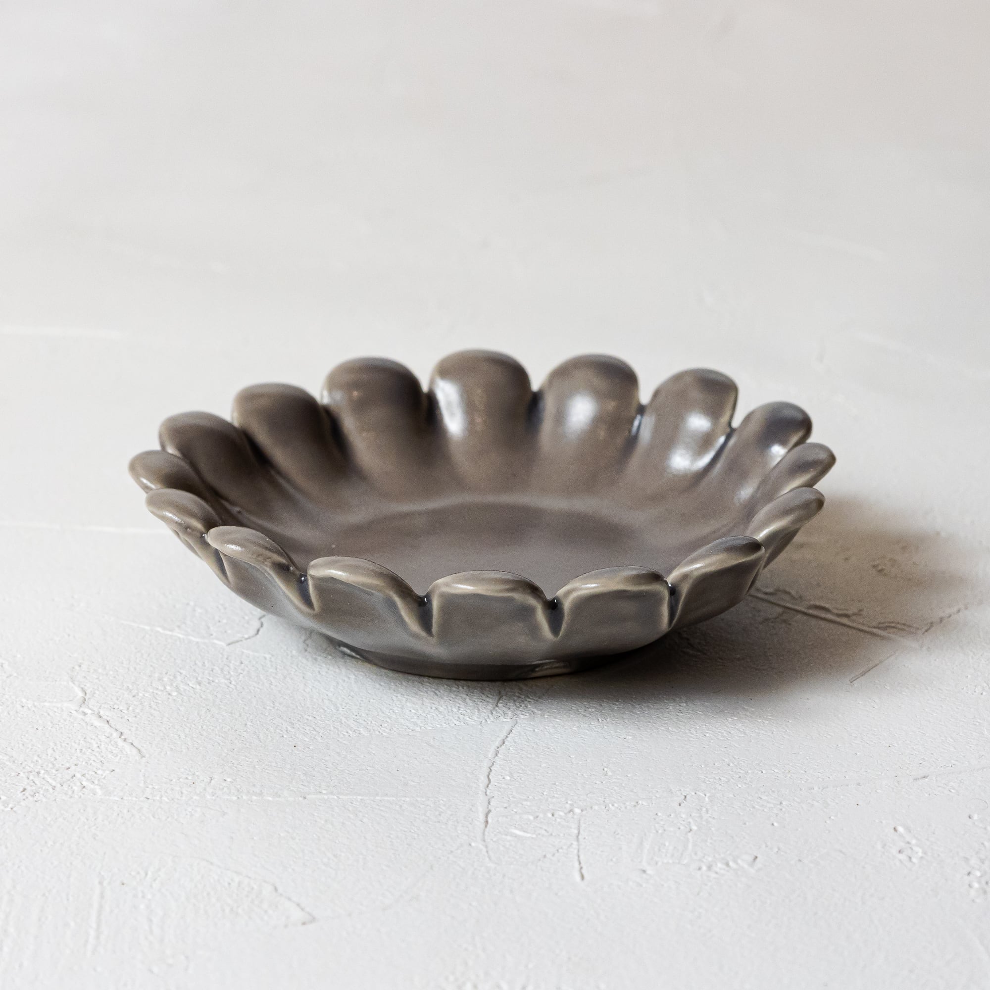 石川 裕信】輪花小皿（グレー） | UTSUWA KESHIKI