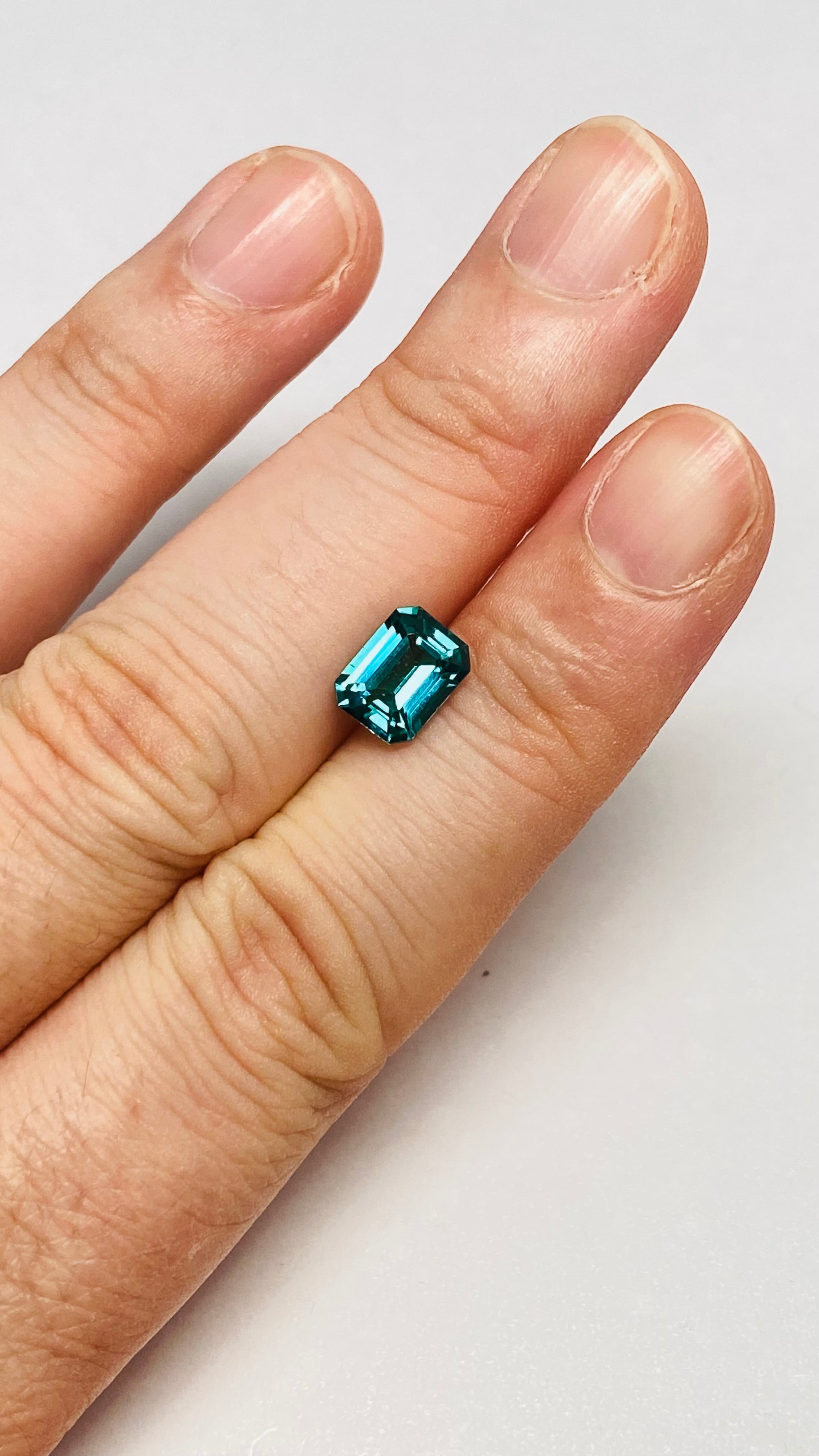 鮮やかなラグーントルマリン