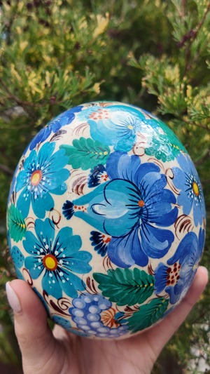 ペトリキウカ塗り　ダチョウの卵　プィサンカ・スタンド付き（イースター・エッグ） （Homenko作） Ostrich egg with wooden stand