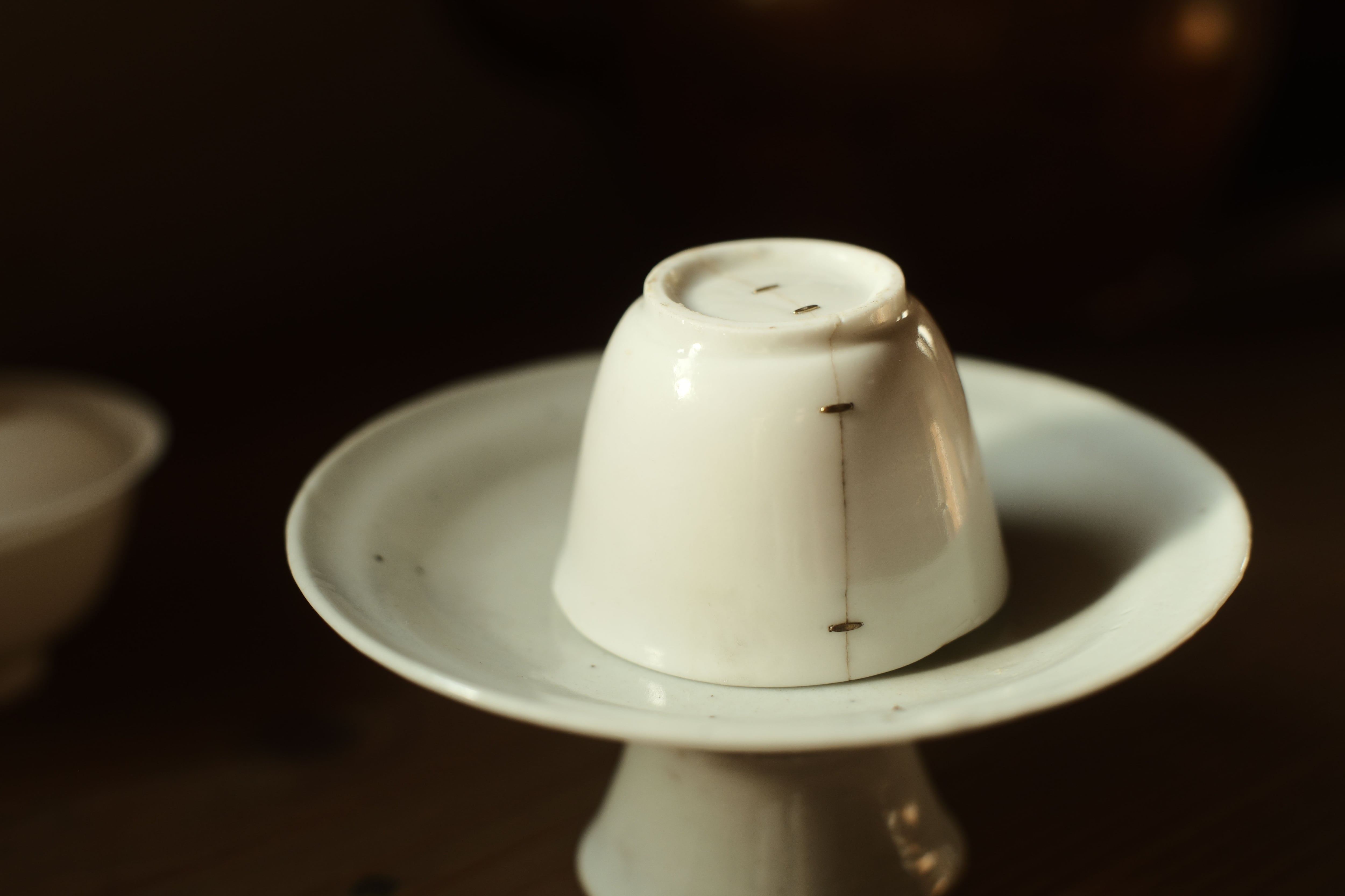 明代 徳化白磁茶杯・鎹×金継ぎ入（約46cc・約1368-1644年） | 北白川糕糰店