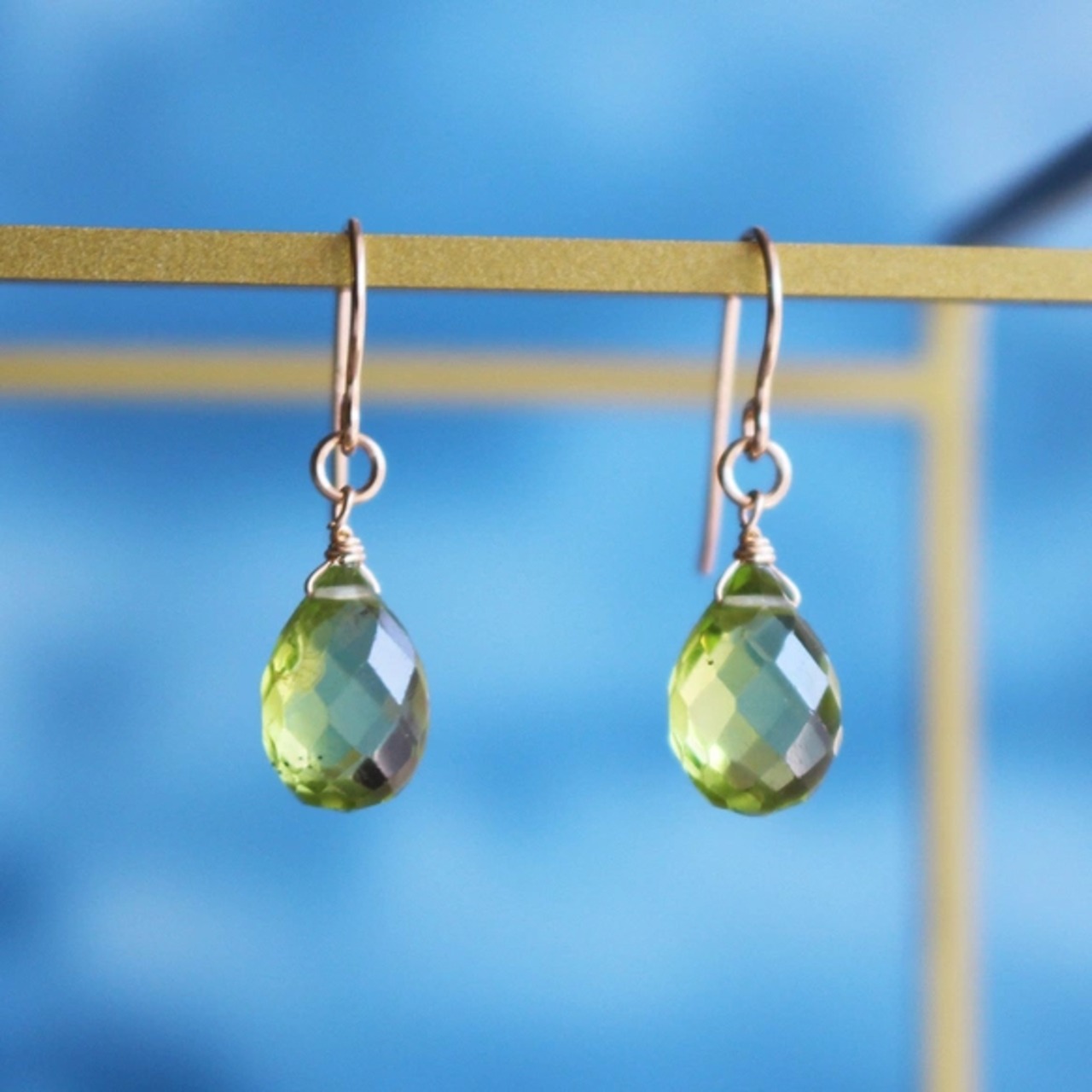 ペリドット<ペアシェイプ・ブリオレットカット>のピアス(K14GF)