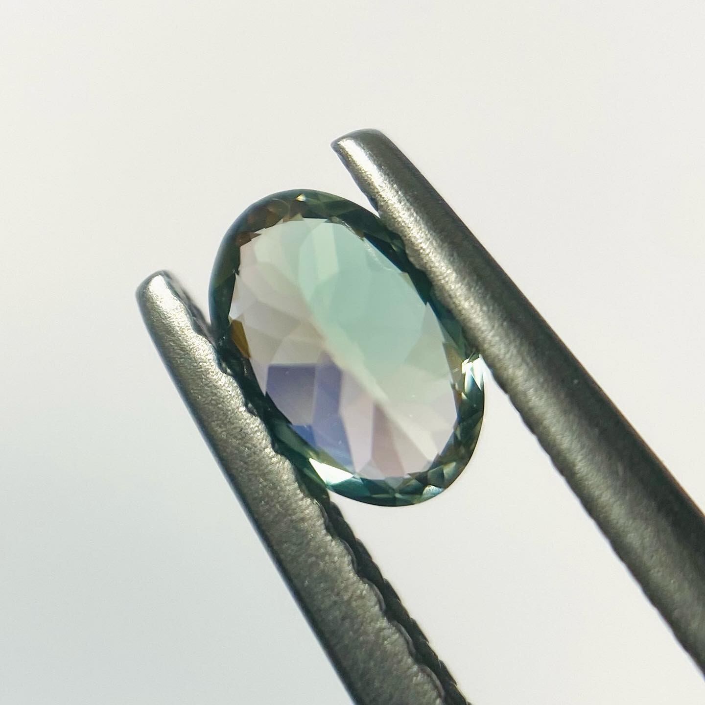 カメレオンな希少グリーンオレゴンサンストーン