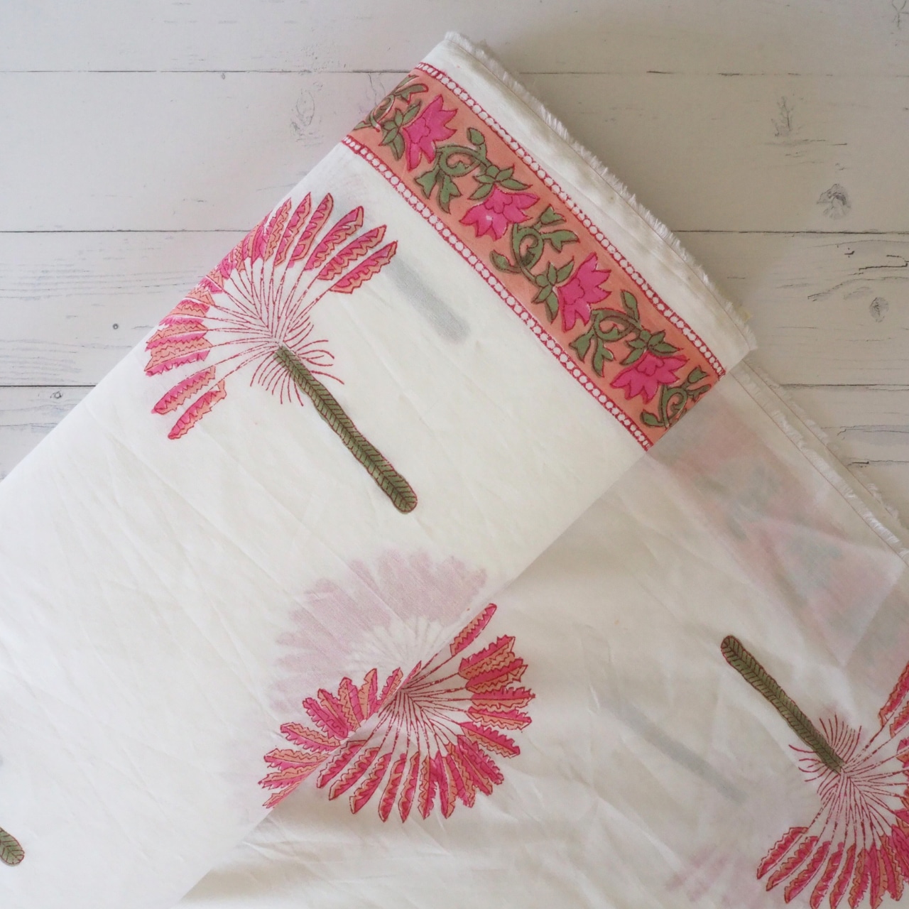 ブロックプリント生地【50cm単位】インド綿 片耳ボーダー付き 花柄(大) 白×コーラルピンク #38476-WT1