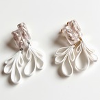 ベルベットリボンの花びら 揺れるピアス／イヤリング｜ホワイト・淡色アクセ｜サムネイル4
