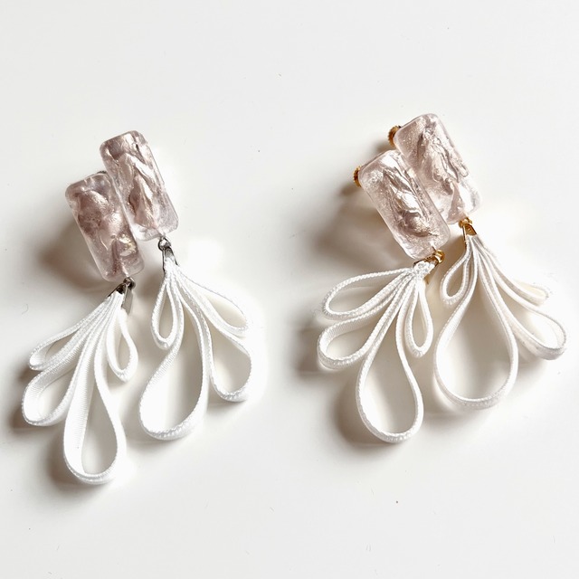 ベルベットリボンの花びら 揺れるピアス／イヤリング｜ホワイト・淡色アクセ｜画像4