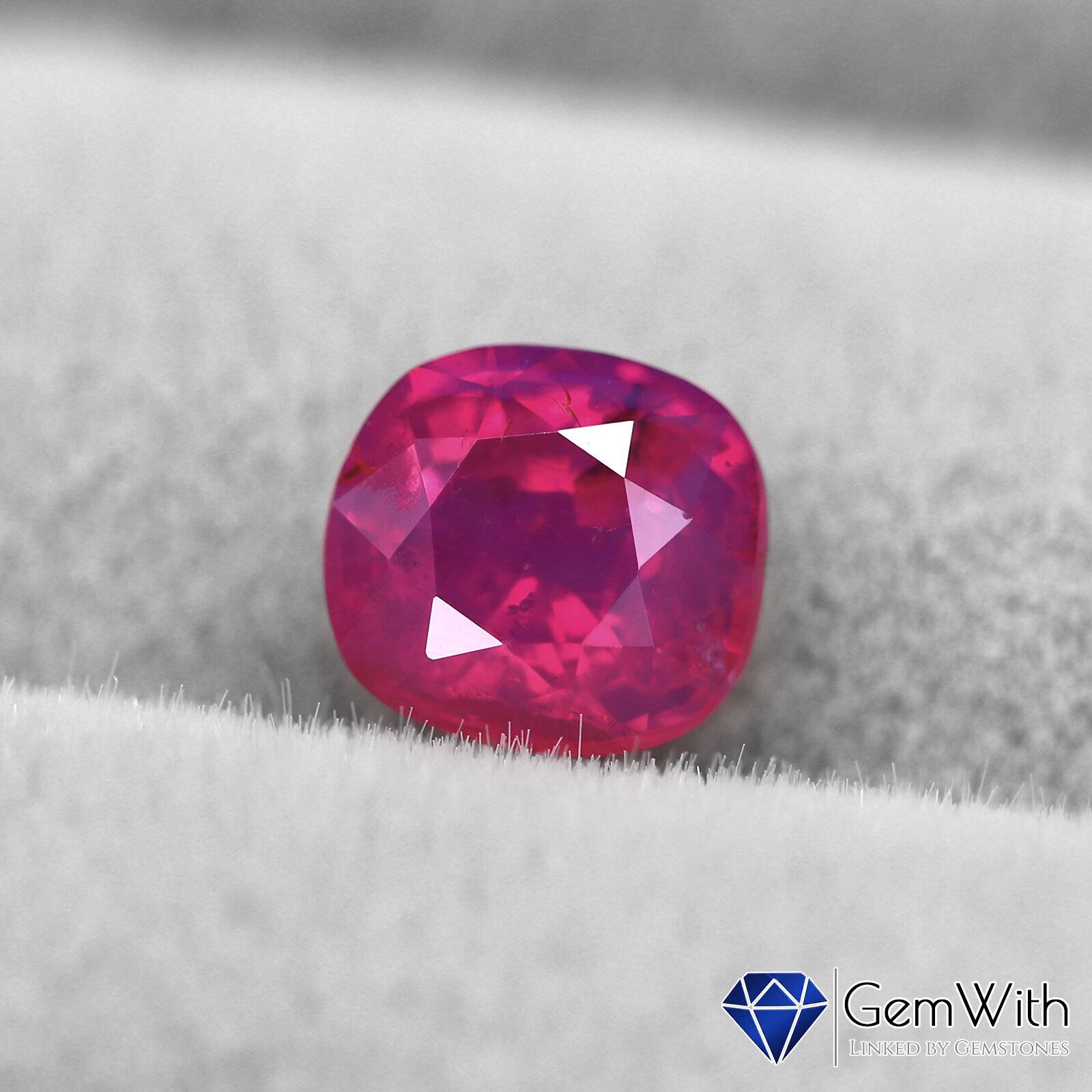 シルキーピンクサファイア0.49CT | GemWith