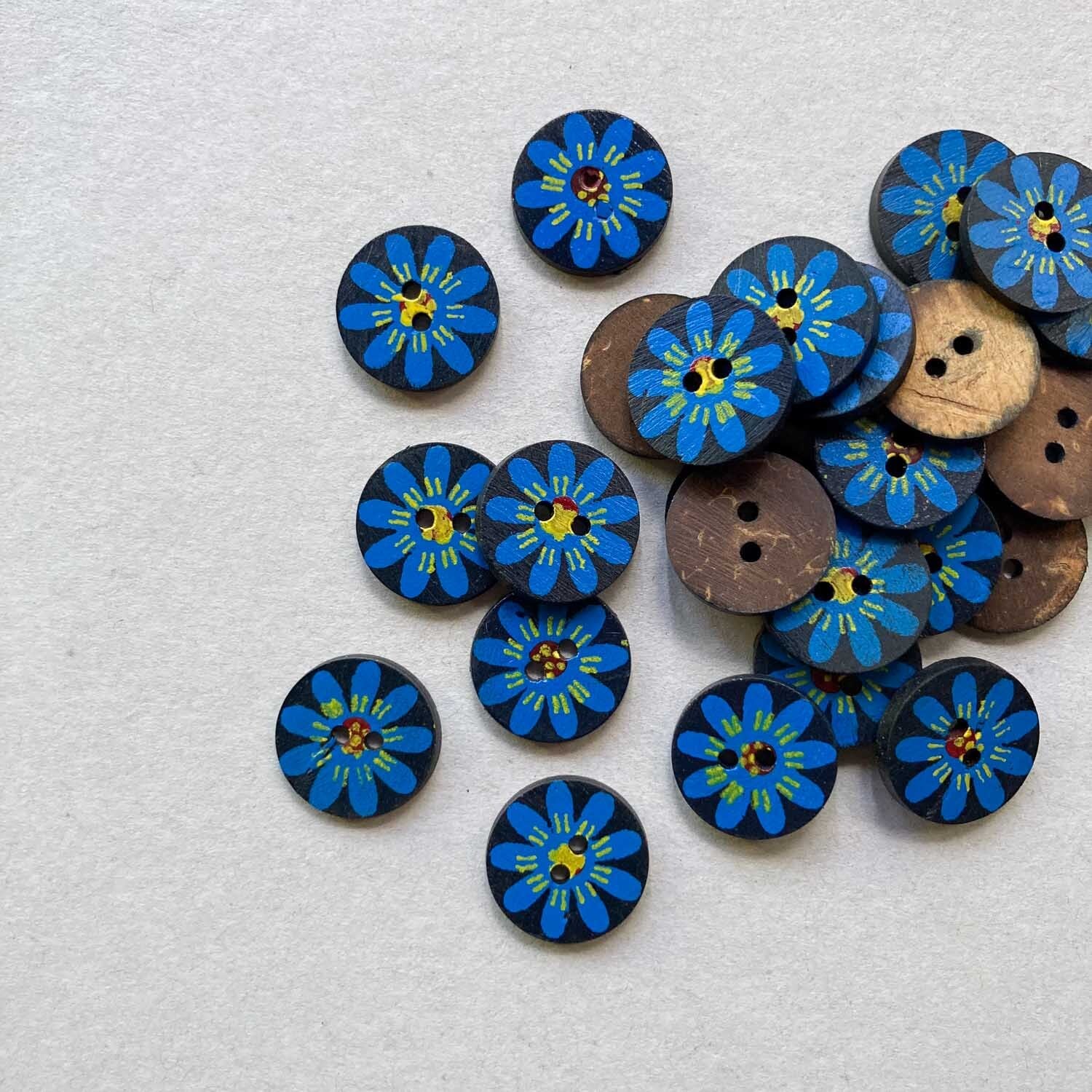 オンライン限定》ココナツボタン 黒×青い花（15mm） | Dua