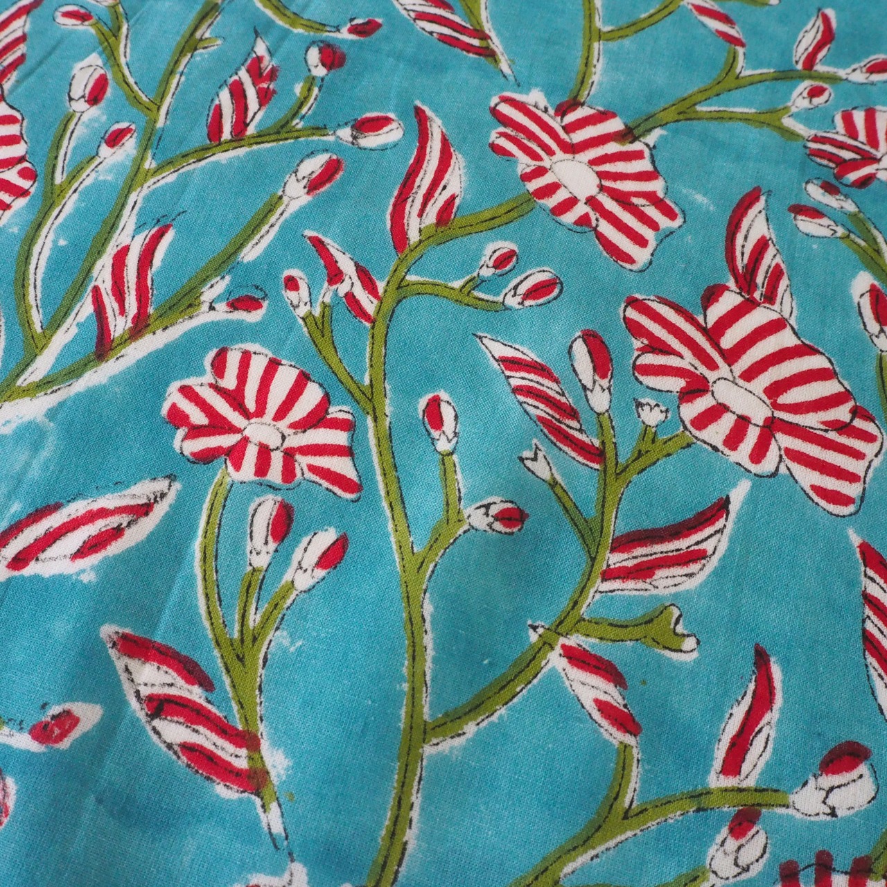 ブロックプリント生地【50cm単位】インド綿  花柄 青緑×赤 #17328-GR2