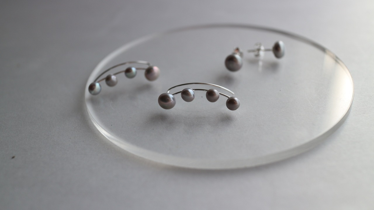 Grey fresh water pearl earcuff