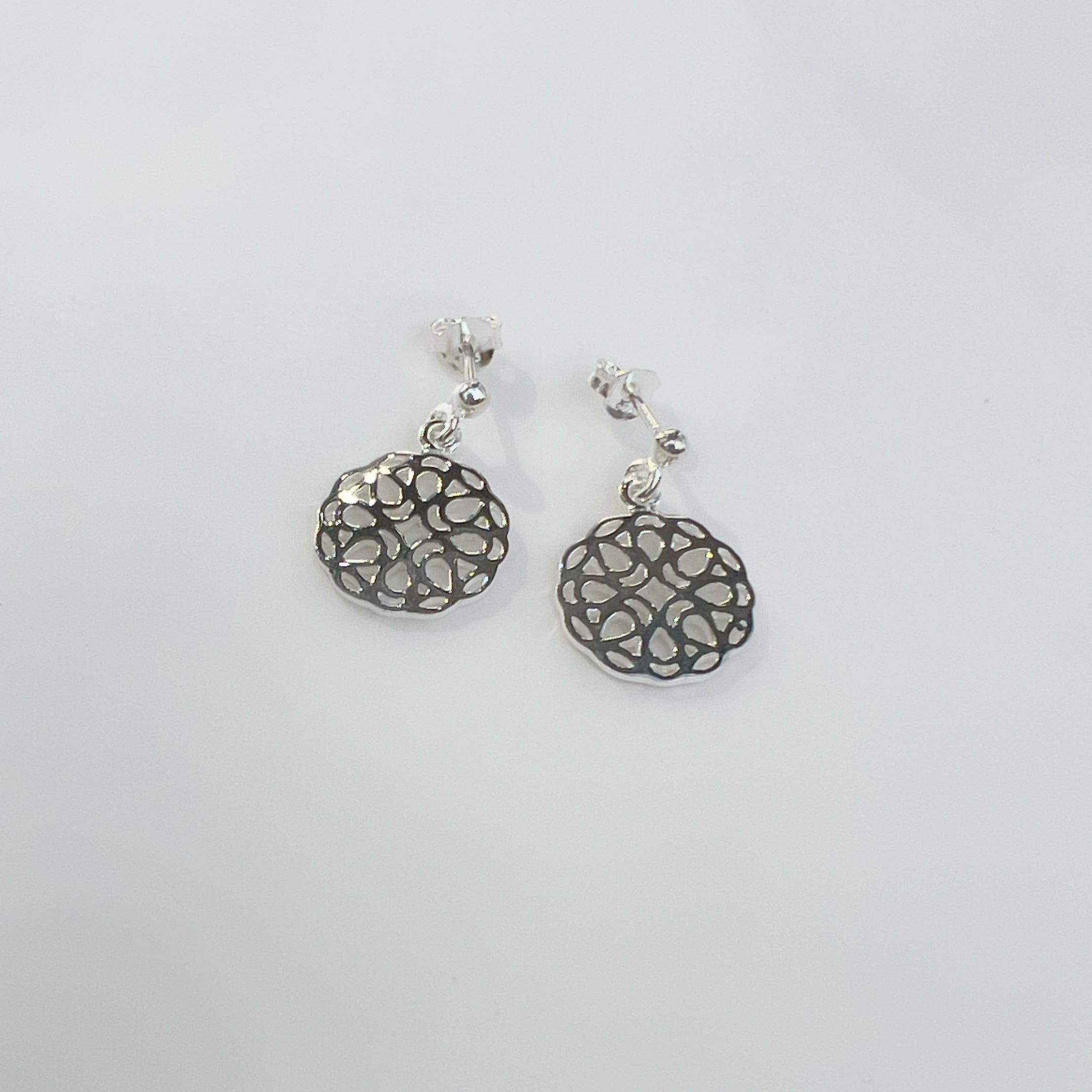 【ラスト1!!!】スカシ フラワーレース スタッド ピアス