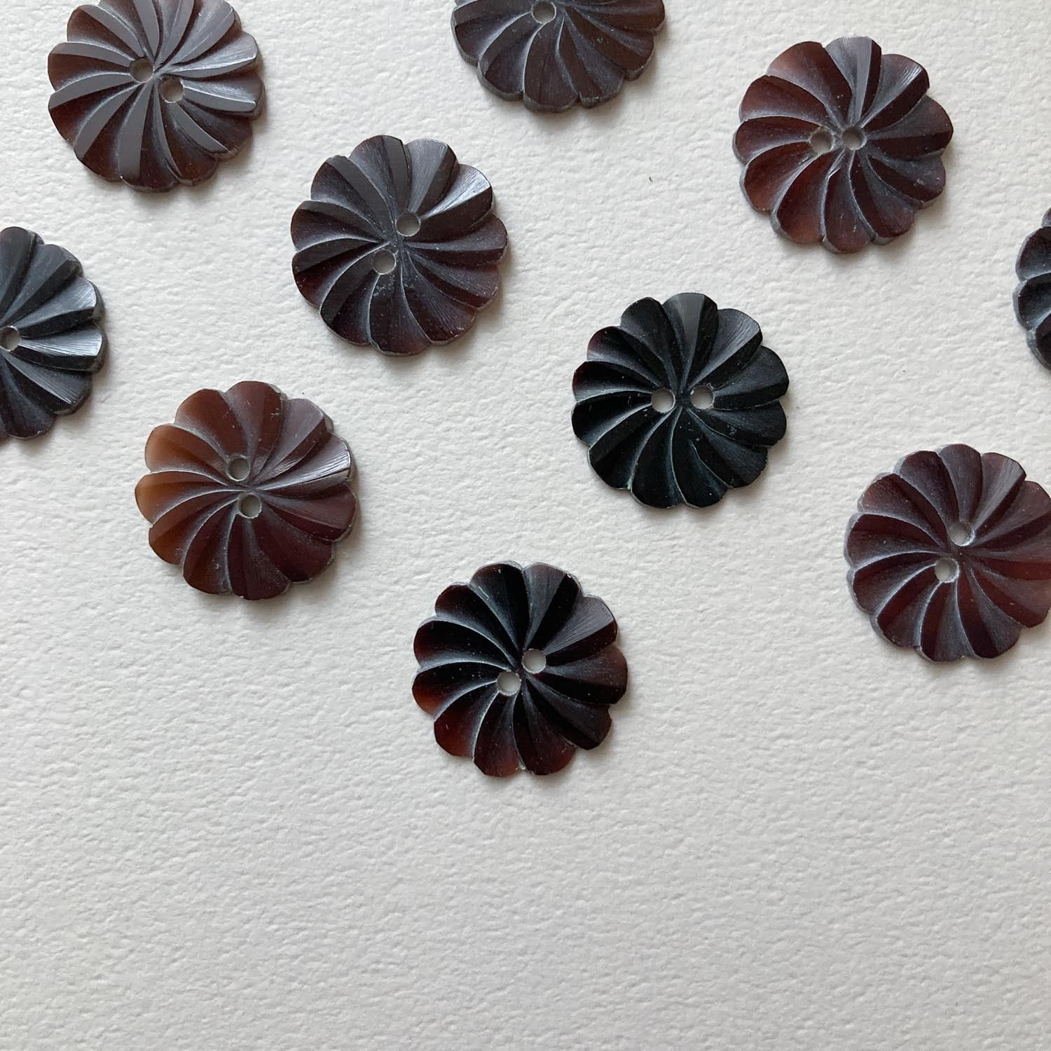 最終入荷〉黒シェルお花風ボタンM（17mm） | Dua-アクセサリーパーツ