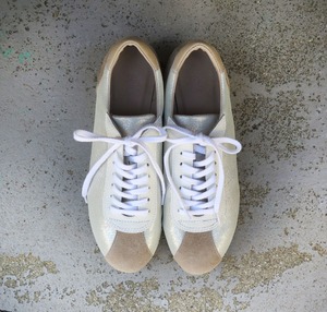 【輝くホワイト！】クラシックなデザインと本革の上質感！EMAのスニーカー/パールホワイト×ベージュスエード