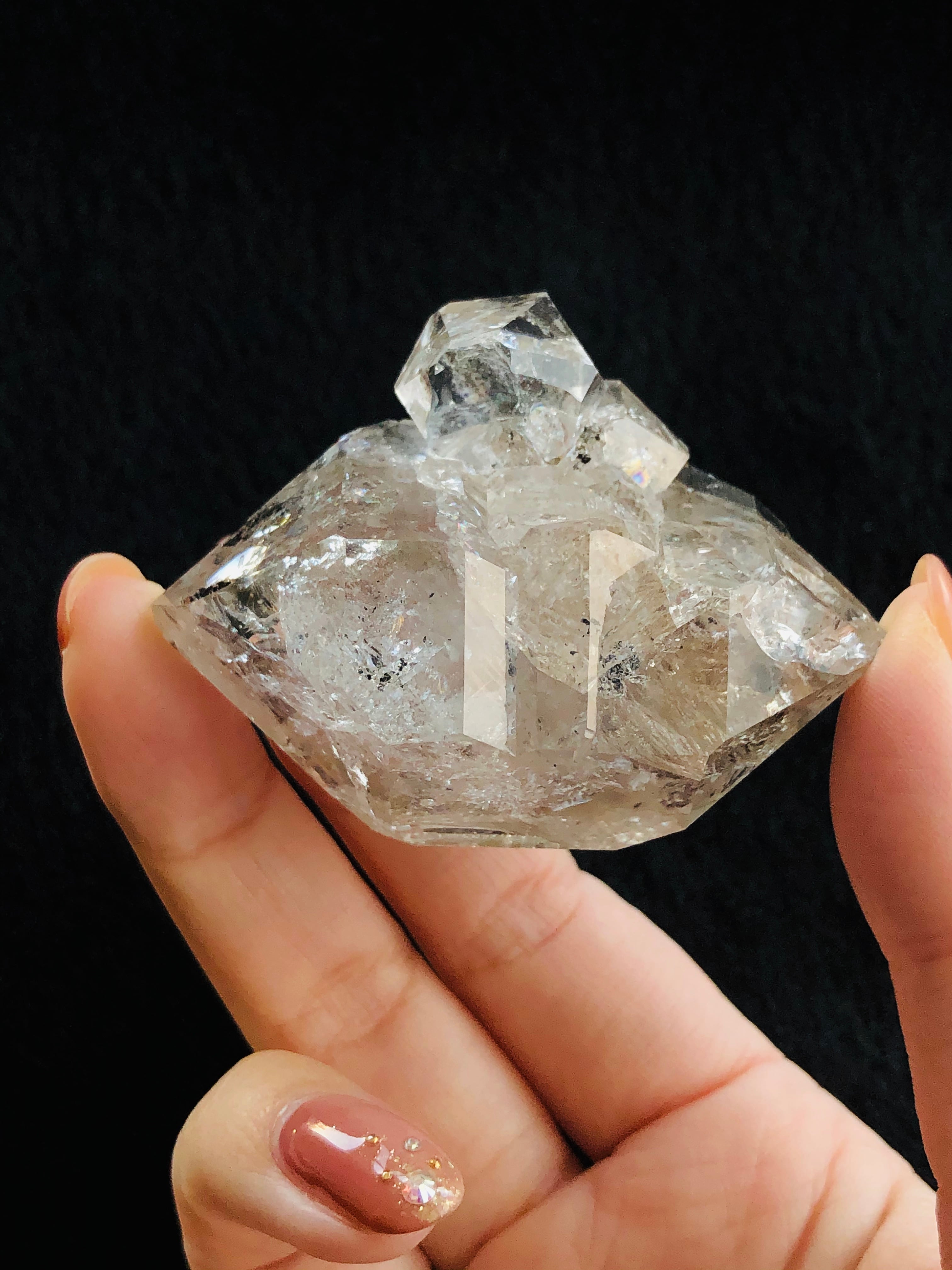 特別な水晶！虹入りハーキマーダイヤモンド原石（赤ちゃんのってます） | 虹色の星 powered by BASE