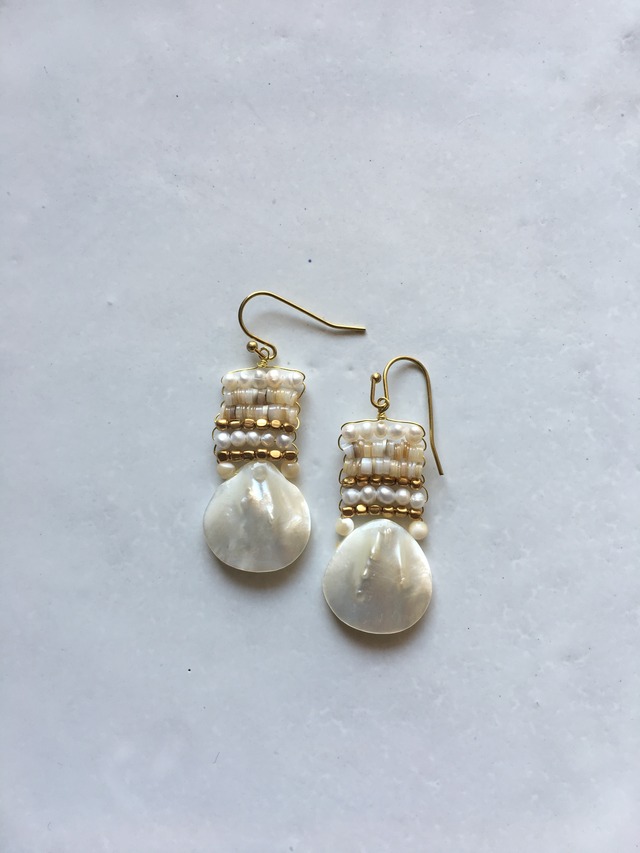 【即納・送料無料】 ホワイトシェルピアス