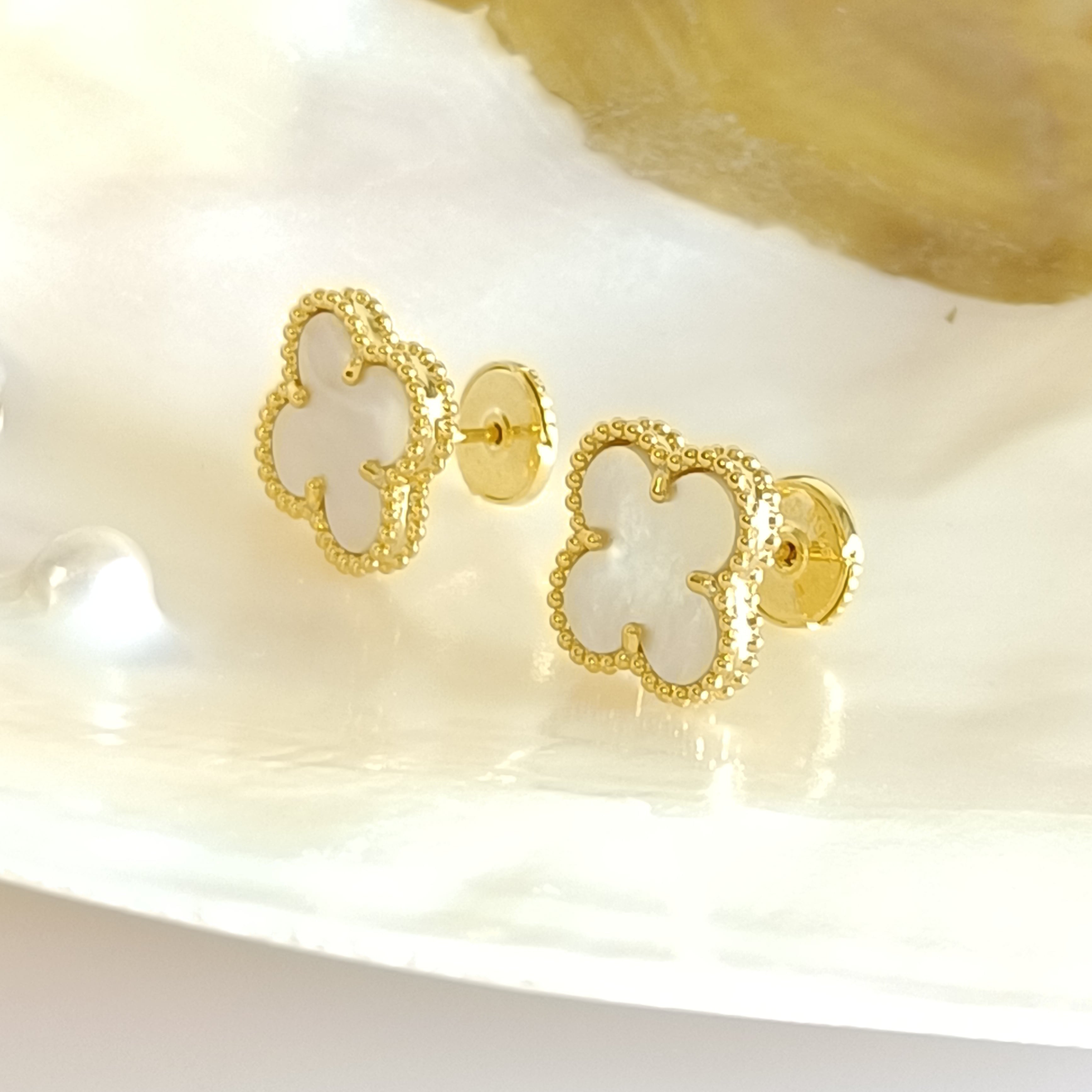 ピアス(両耳用) クローバー 白蝶貝 ゴールド ピアス