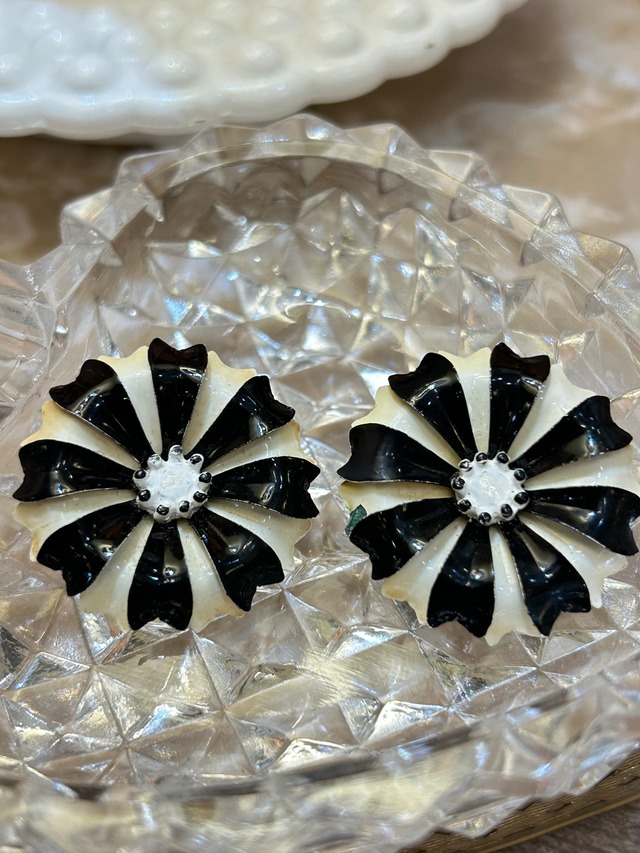 60's black×white metal earring