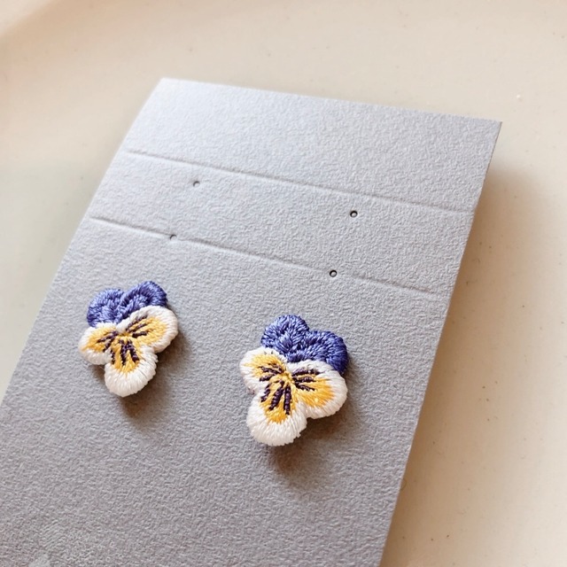 刺繍イヤリング　ツヅレ　sumire