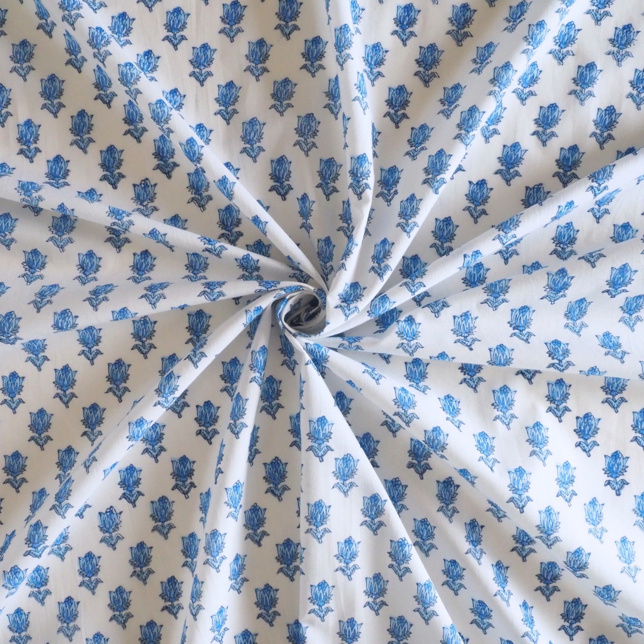 ブロックプリント生地【50cm単位】インド綿 片耳デザイン付き 小花柄 白×水色 #55123-WT2