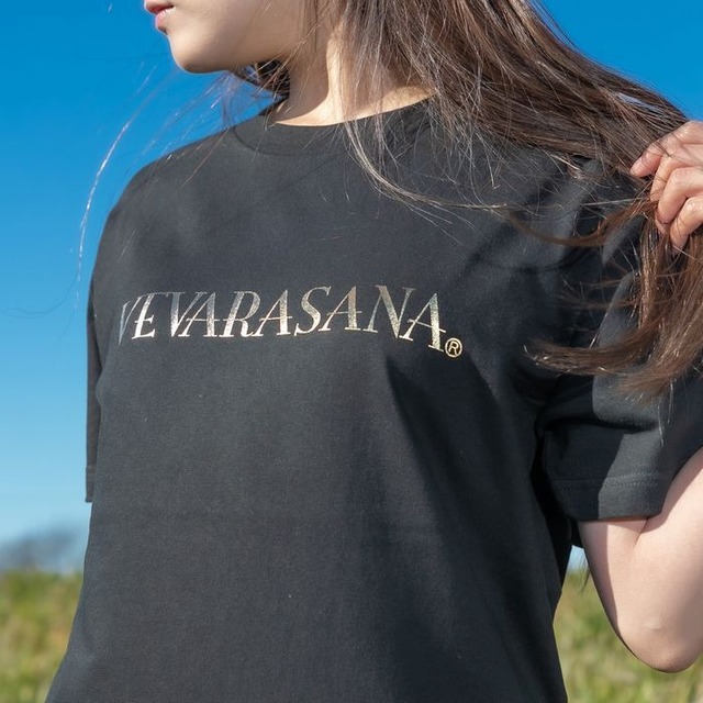 VEVARASANA®︎ 金箔を貼ったような ゴールドプリント Tシャツ 女性が着てもキマる レディース メンズ 半袖 ブランド かっこいい おしゃれ かわいい カジュアル 黒 金 ブラック S M L 送料無料 ユニセックス 半袖 Tシャツ 春 夏 秋 【売れ筋】 【当店オススメ】