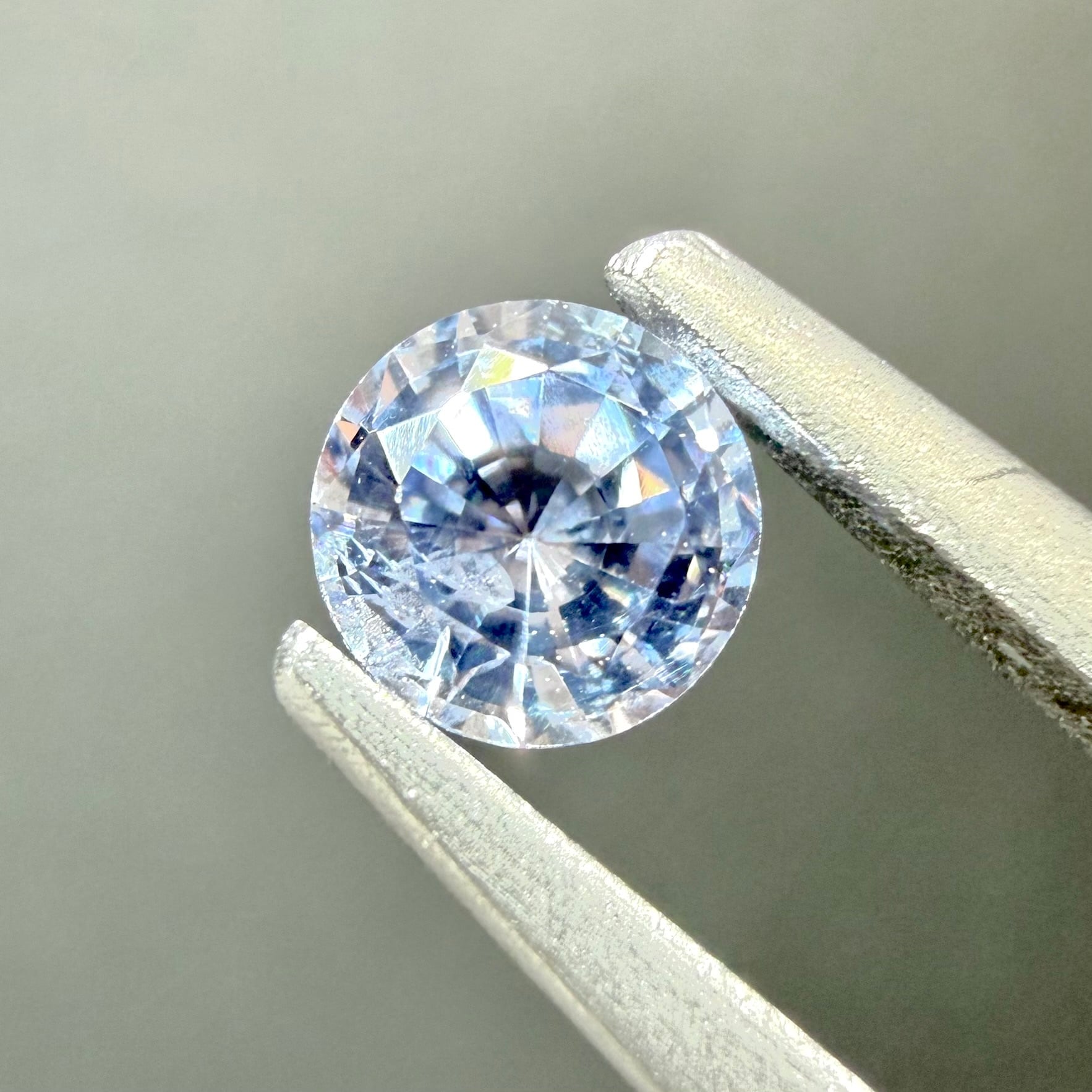 スリランカ産アイスブルーサファイア0.34ct 4.0×4.0mm/2648-519