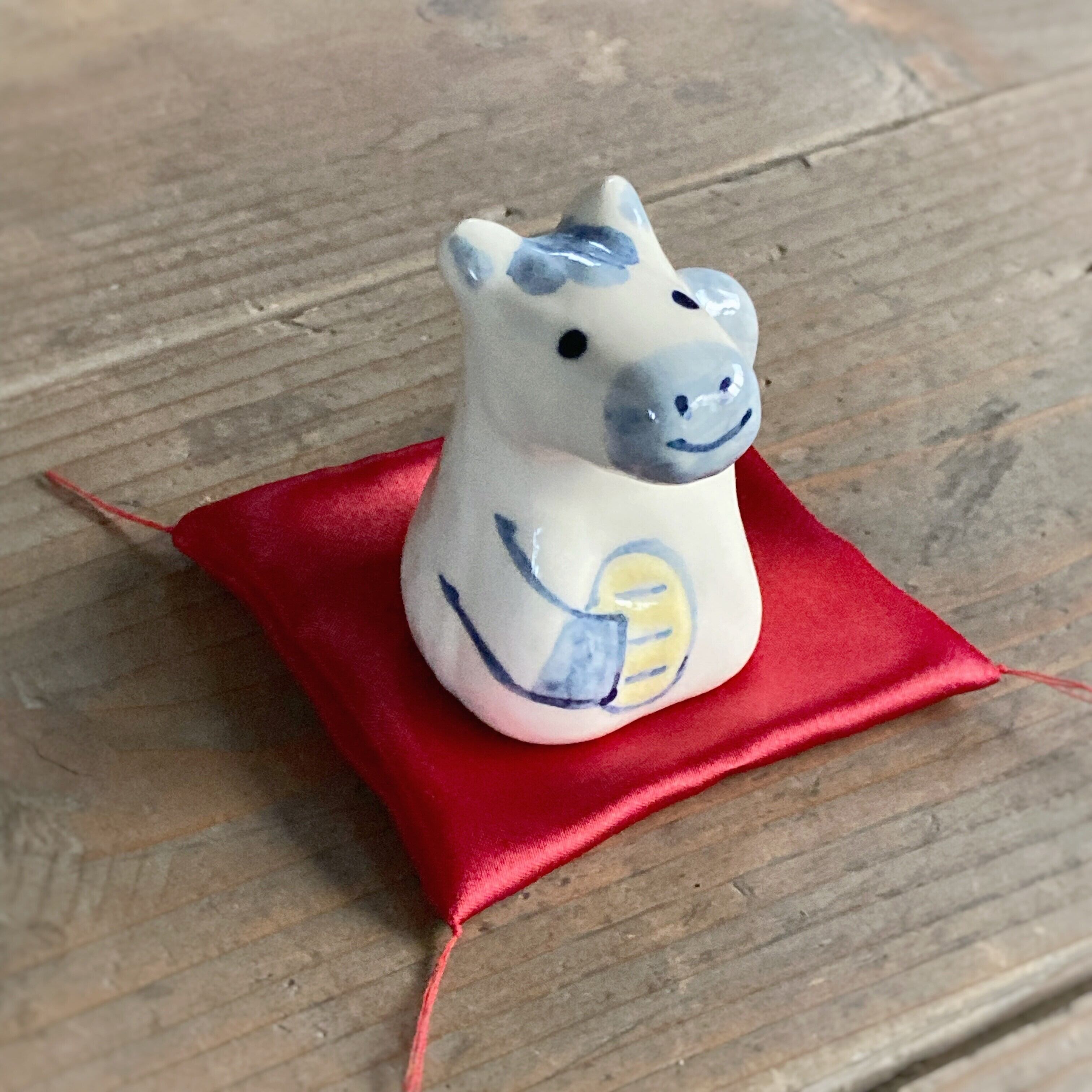 まねきうま　出会い運　(染付・上絵)