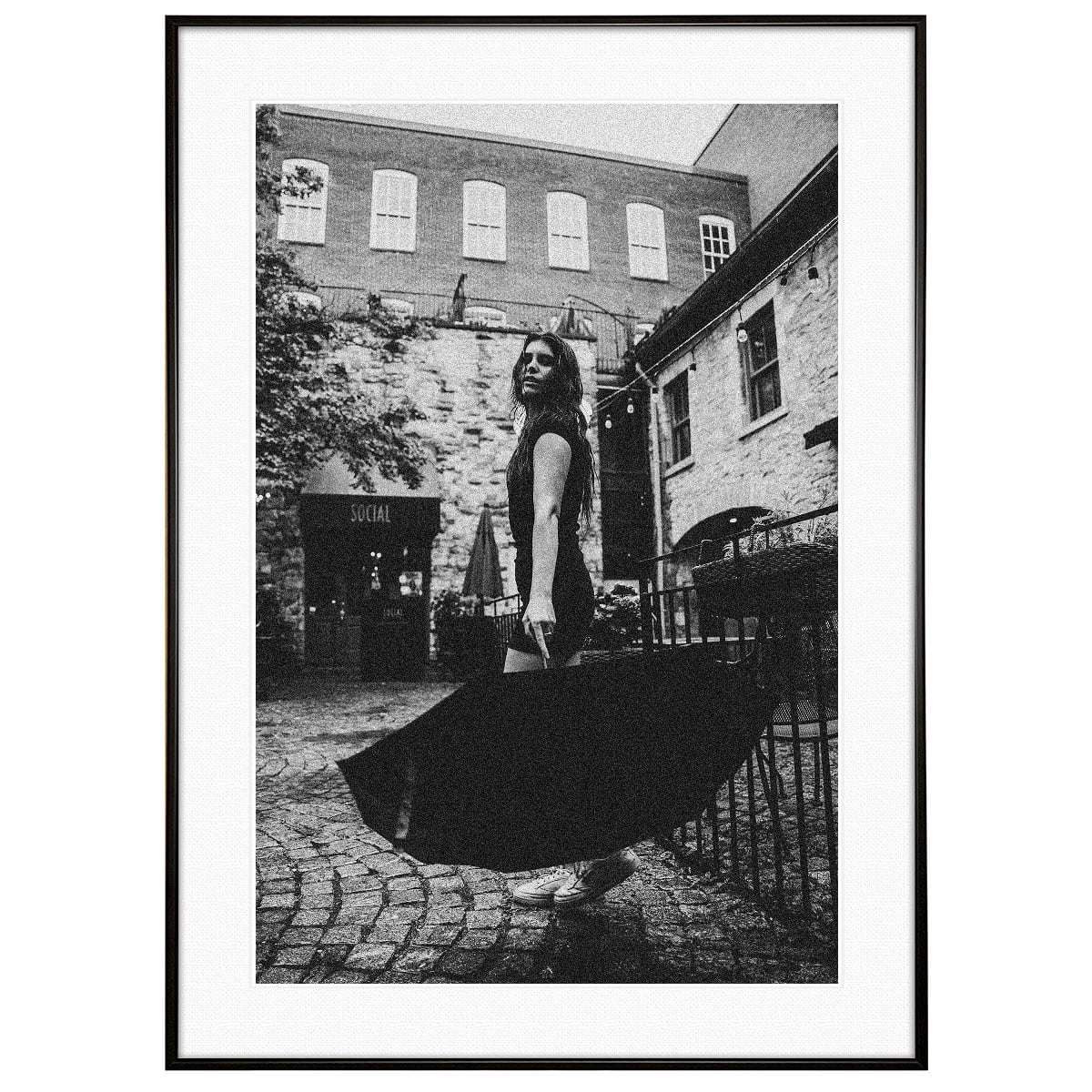 人物写真 建物の前で傘を広げて立つ女性 インテリアモノクロアートポスター額装 AS2217