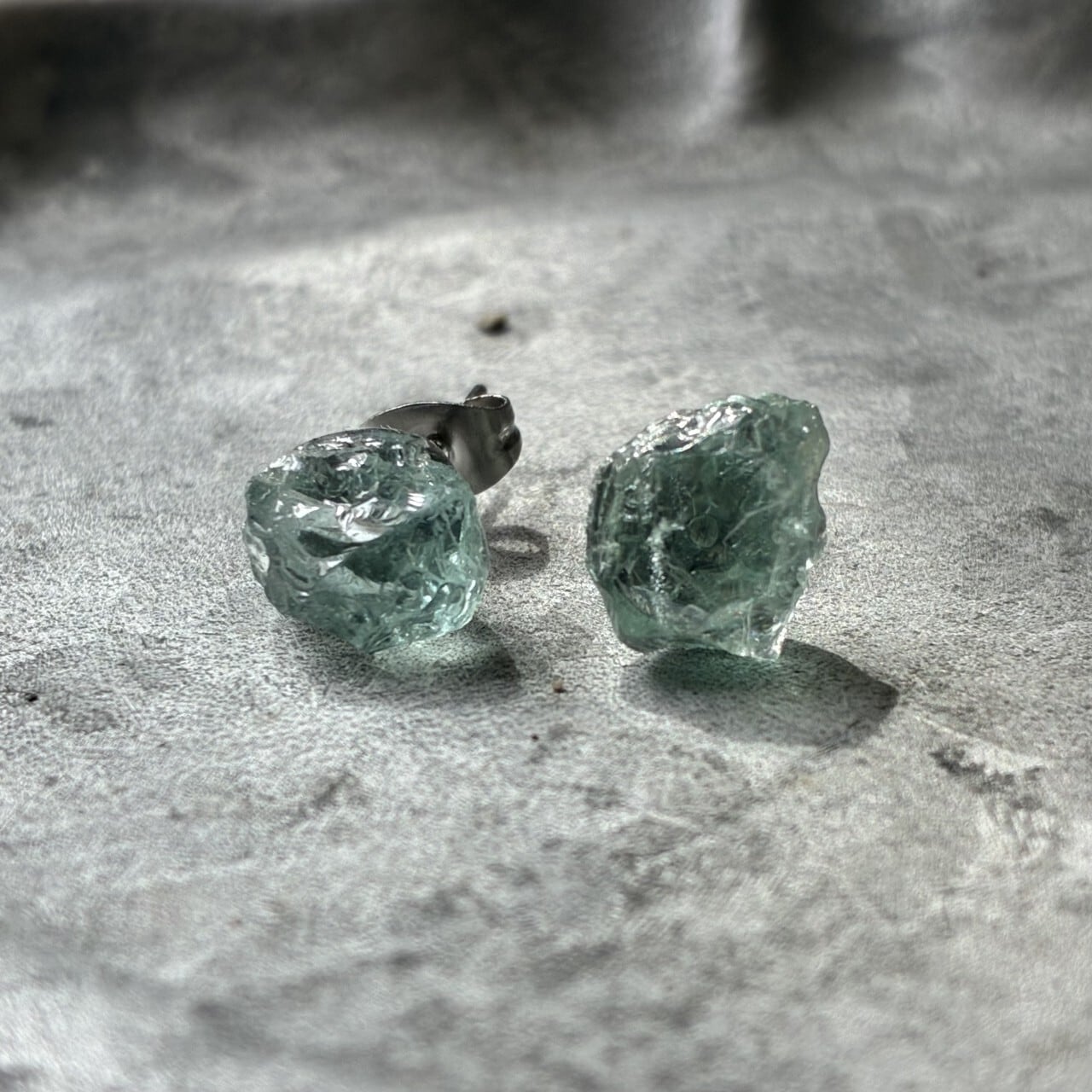 グレープアゲートの鉱物ピアス 一点もの 原石 天然石 金属アレルギー