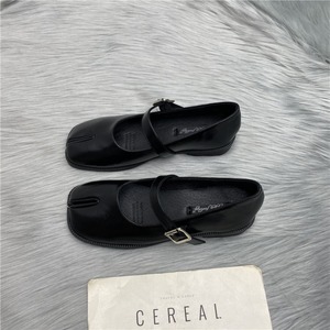 strap tabi pumps　J00337