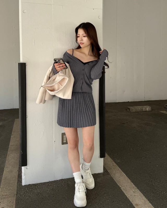 ニットカーデ×プリーツミニスカート V04361