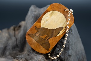 【日本を代表する巨木】 欅(ケヤキ) 変わり杢 ドッグタグ 象嵌 月と狼