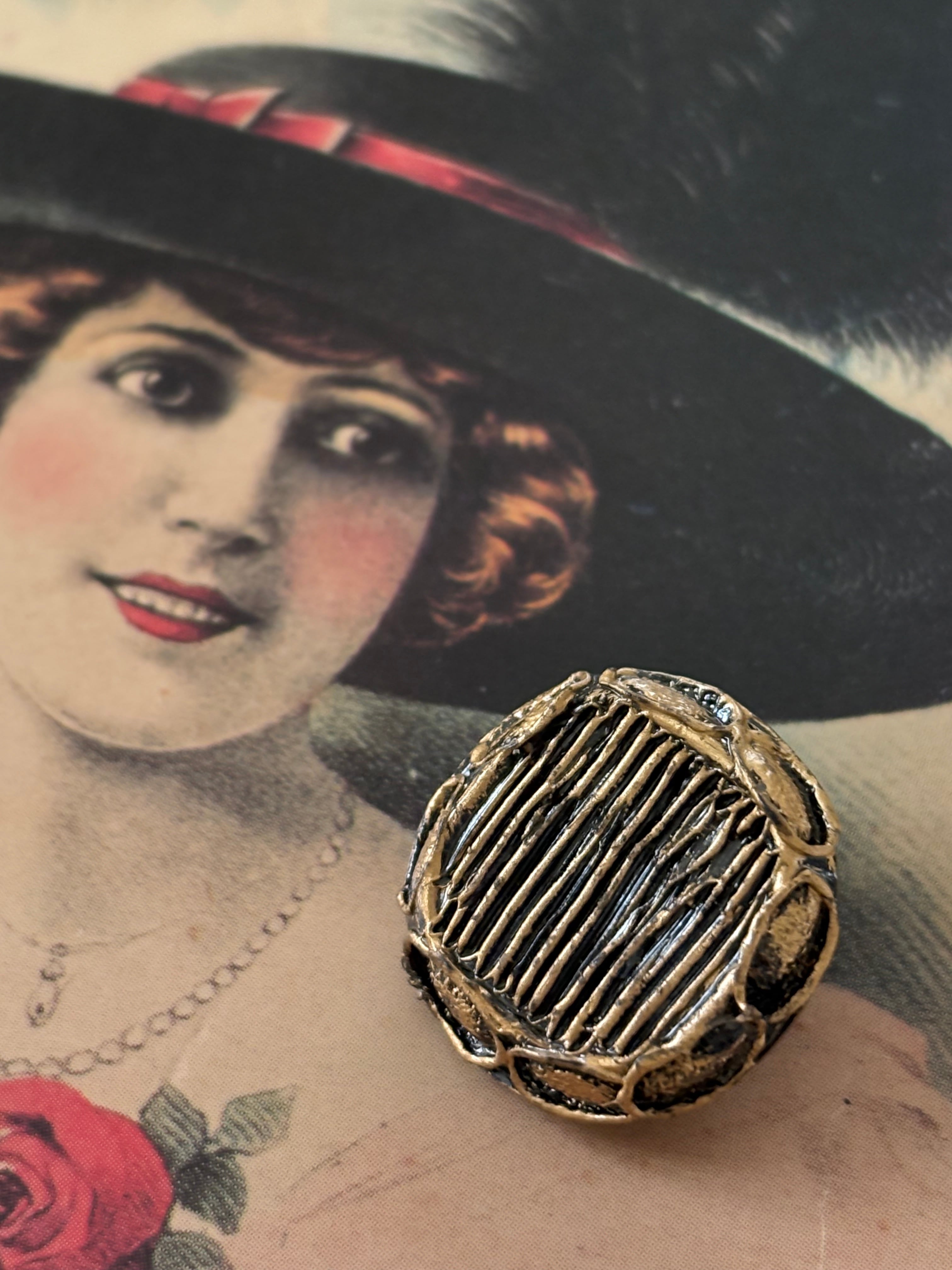 20mm Japanese Vintageボタン デッドストック ブラック×ゴールド 角なしスクウェア 昭和レトロ アクセサリーパーツ デコレーション材 カルトナージュ