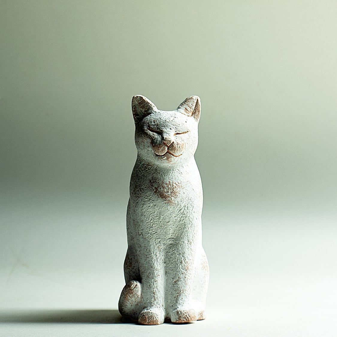 スギサキマサノリさんの木彫（猫）です スギサキ彫刻工房