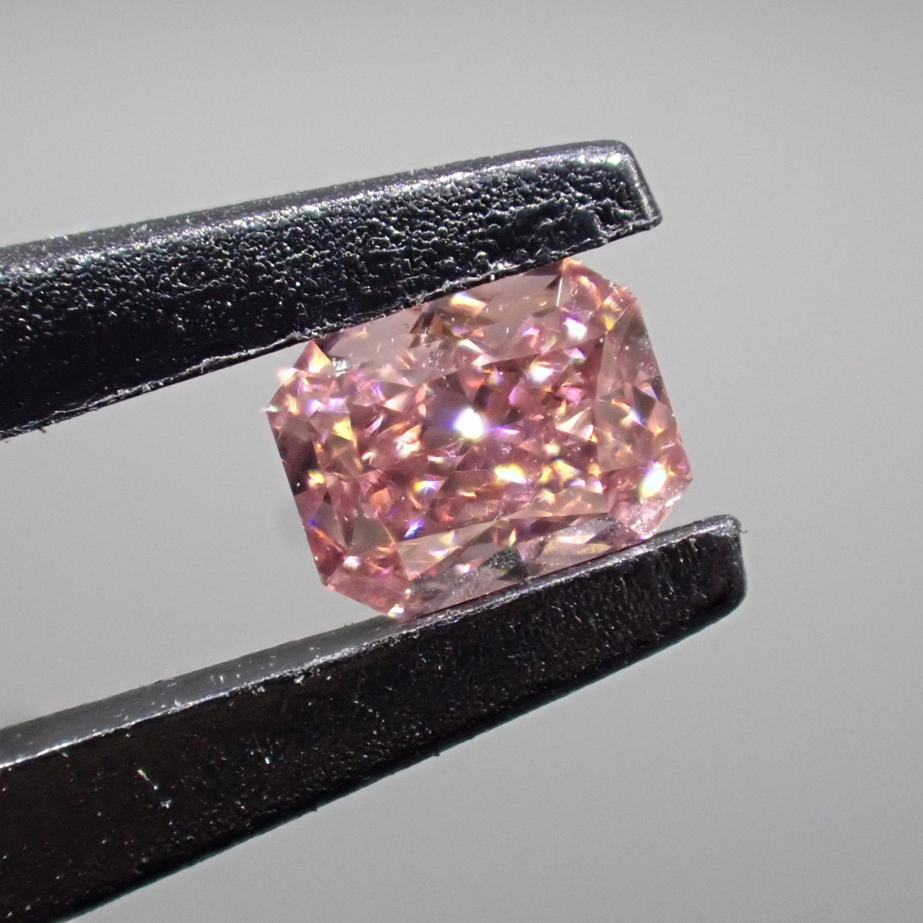 0.561ct FDBY SI2 蛍光 ミディアムオレンジ ダイヤモンド ルース-