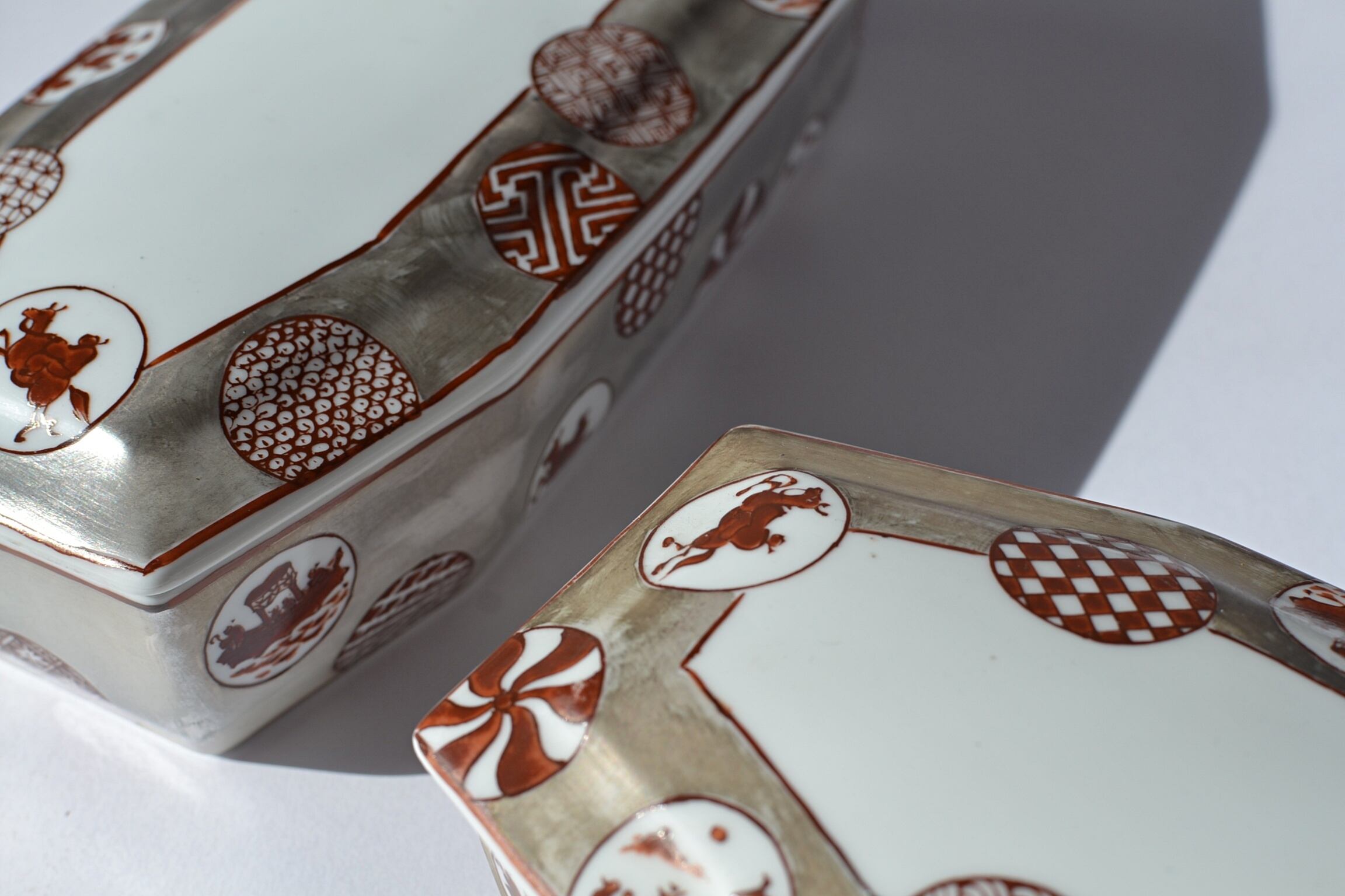 有田焼 福泉窯  銀彩錦丸紋八角陶箱