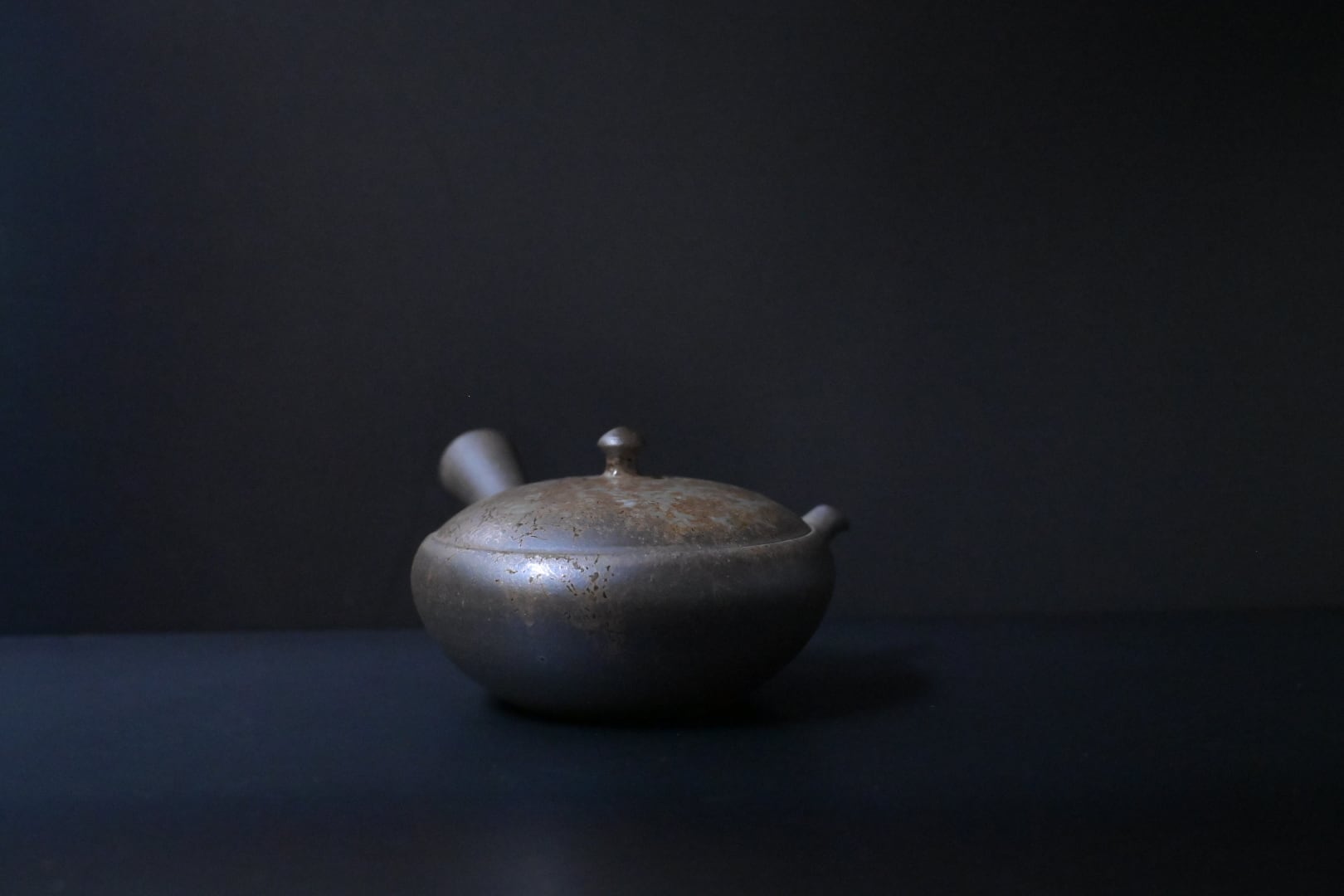 水野陽景 藻掛け平型急須 | 鎌倉倶楽部 茶寮