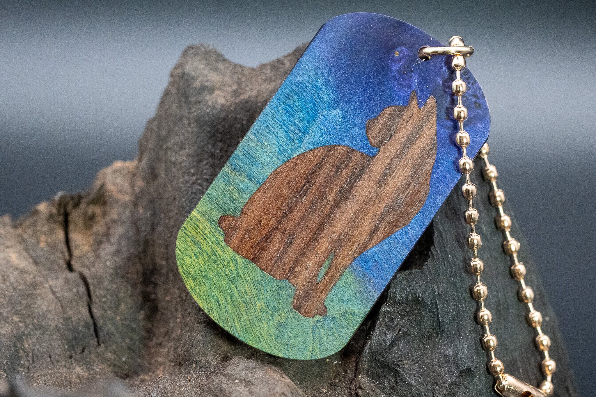 【カナダの象徴】ハードメープル スタビライズウッド ドッグタグ 象嵌 優雅に座る猫