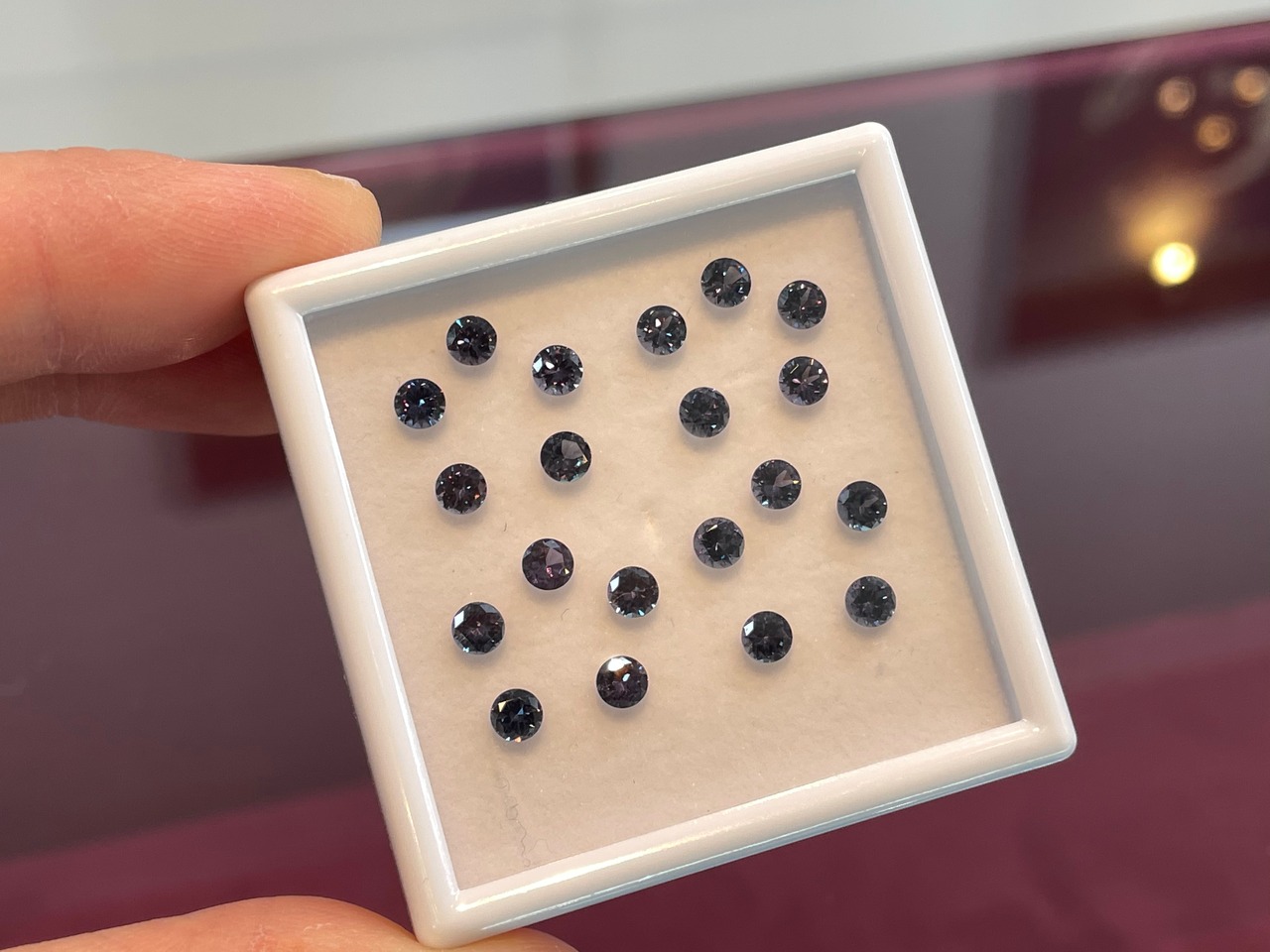 【1ピースからの販売】カラーチェンジガーネット 3.7mm,0.2ct マダガスカル産