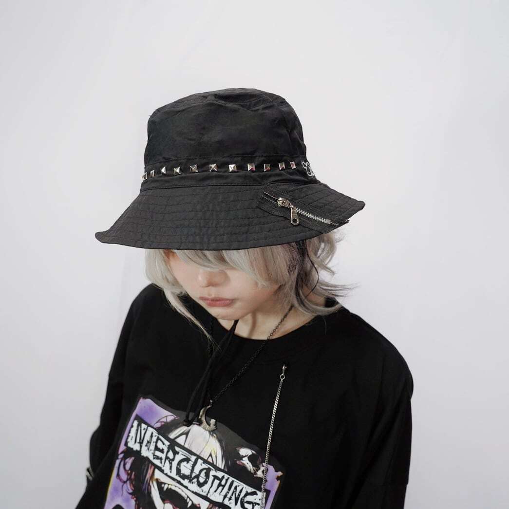 【NieR】風飛び防止付きFAKE ZIP×スタッズ付きバケットハット CAP148 ニーア キャップ ストリート サブカル 地雷系  ユニセックス