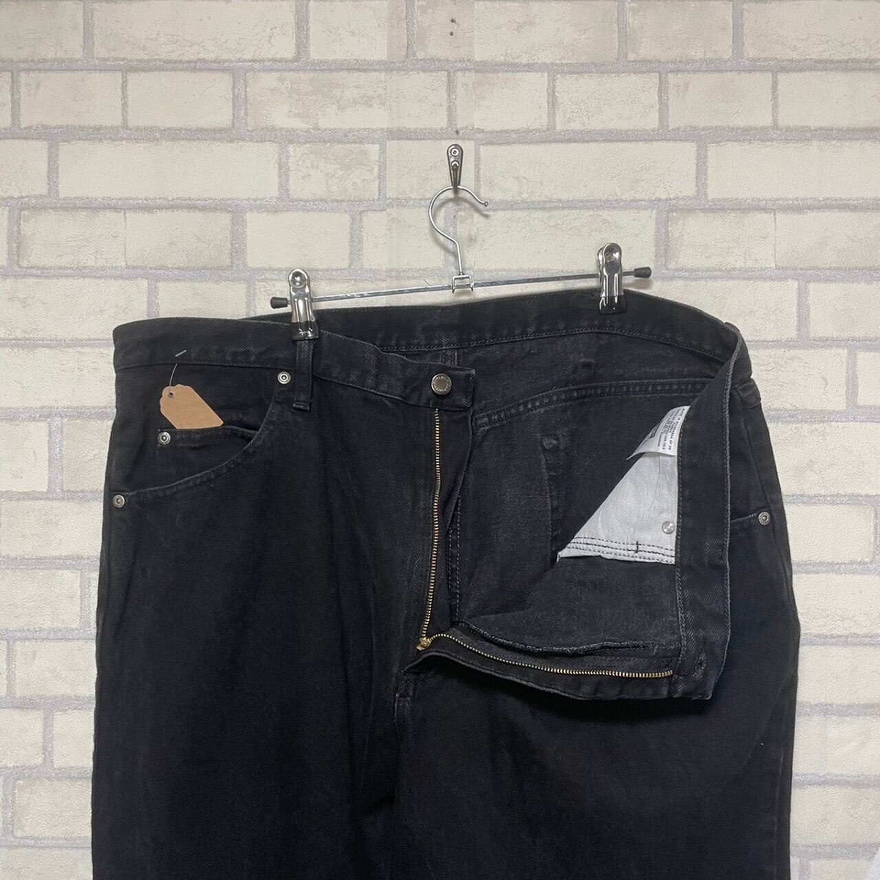 ラングラーW40L30ブラックデニム古着黒ジーンズストレートパッチ13MWZWK W40×L30】wrangler ブラックデニムパンツ 革パッチ | 古着屋OLDGREEN