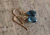 ロンドンブルートパーズ<ペアシェイプ>のピアス(K14GF)