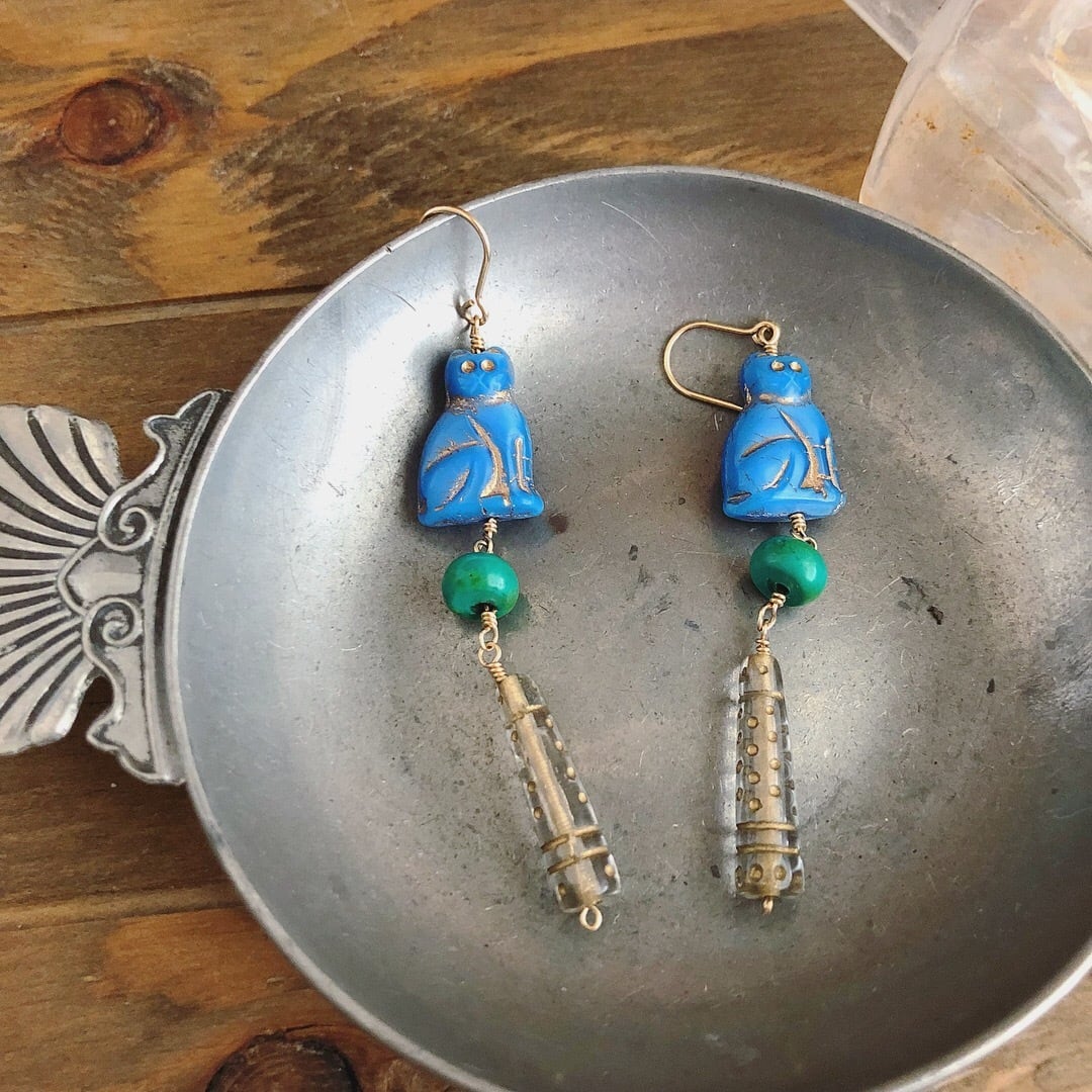 チェコビーズ×ターコイズの猫ピアス