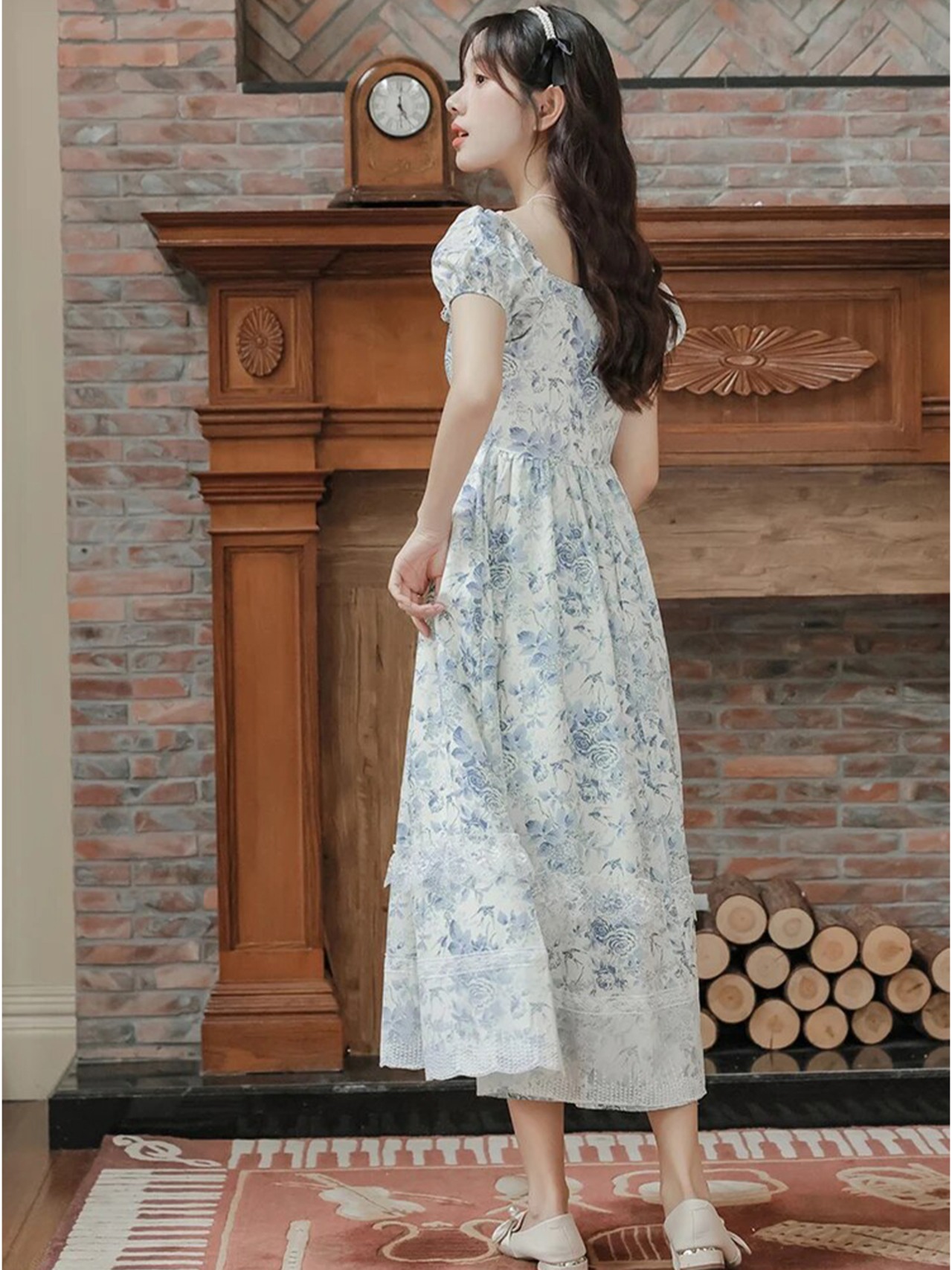 【0007】Blue Flower Lace Short Sleeve Dress